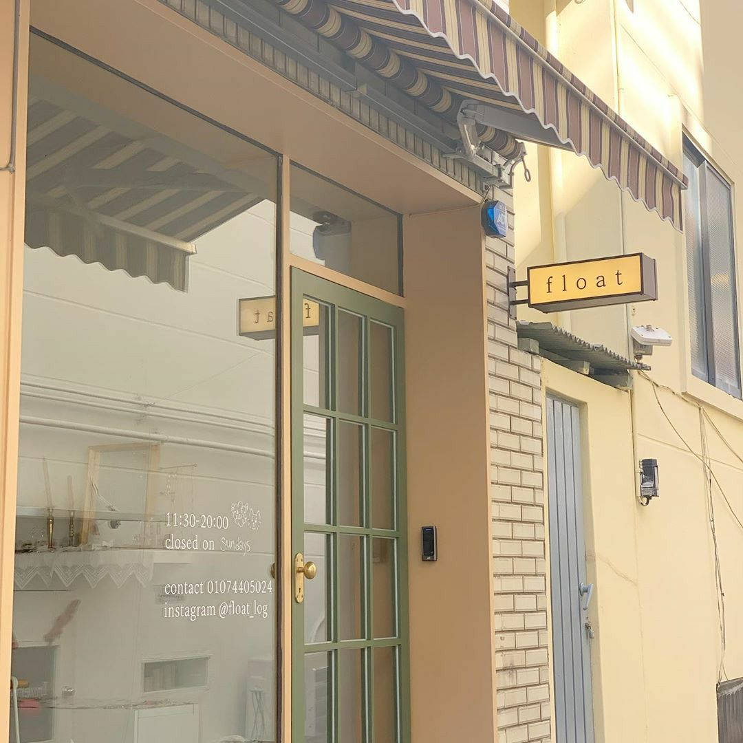 Estetică Pinterest cu exteriorul unui magazin coreean bej Fundal
