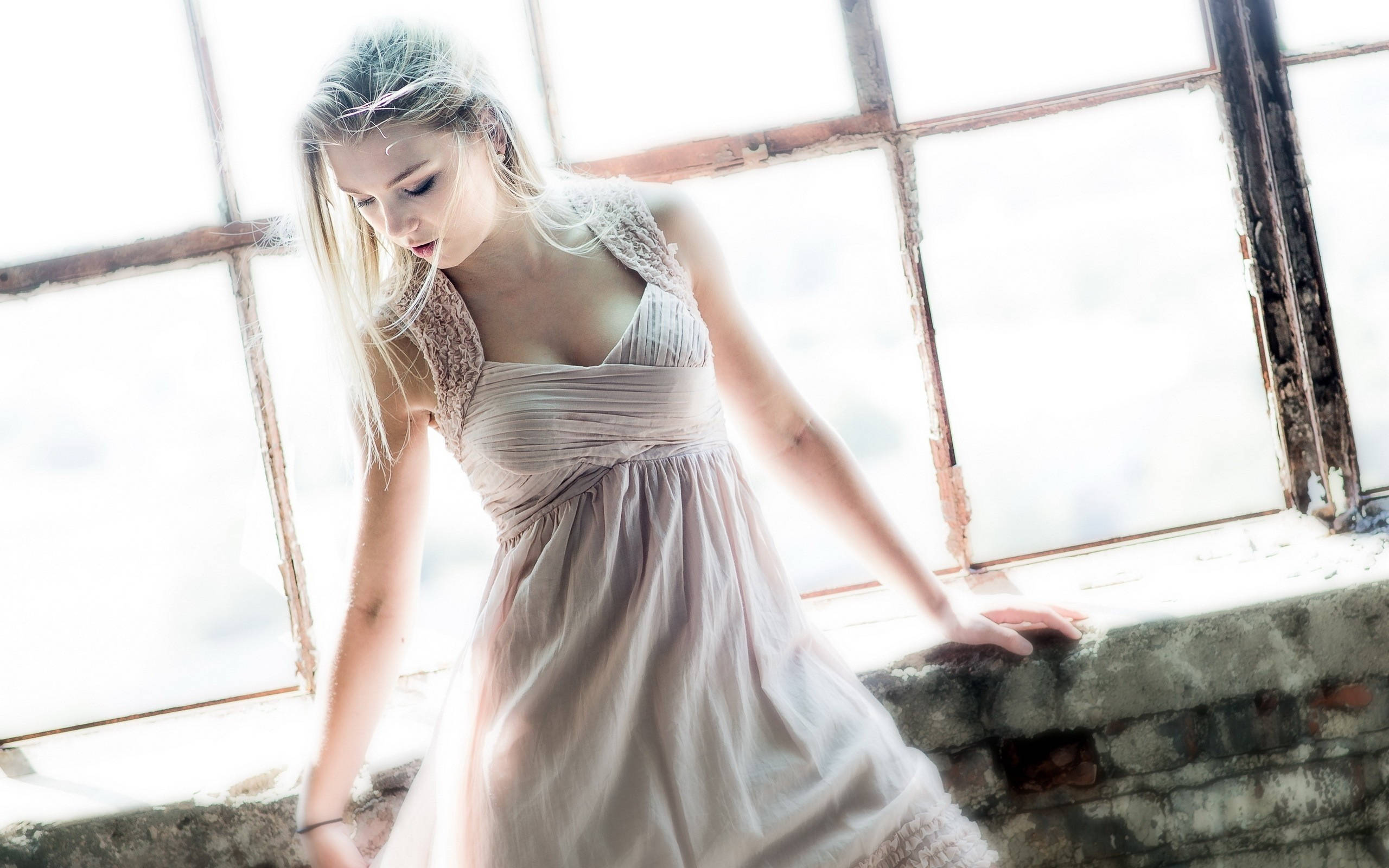 Ethereal Woman In Warehouse 2560x1600 Fundal