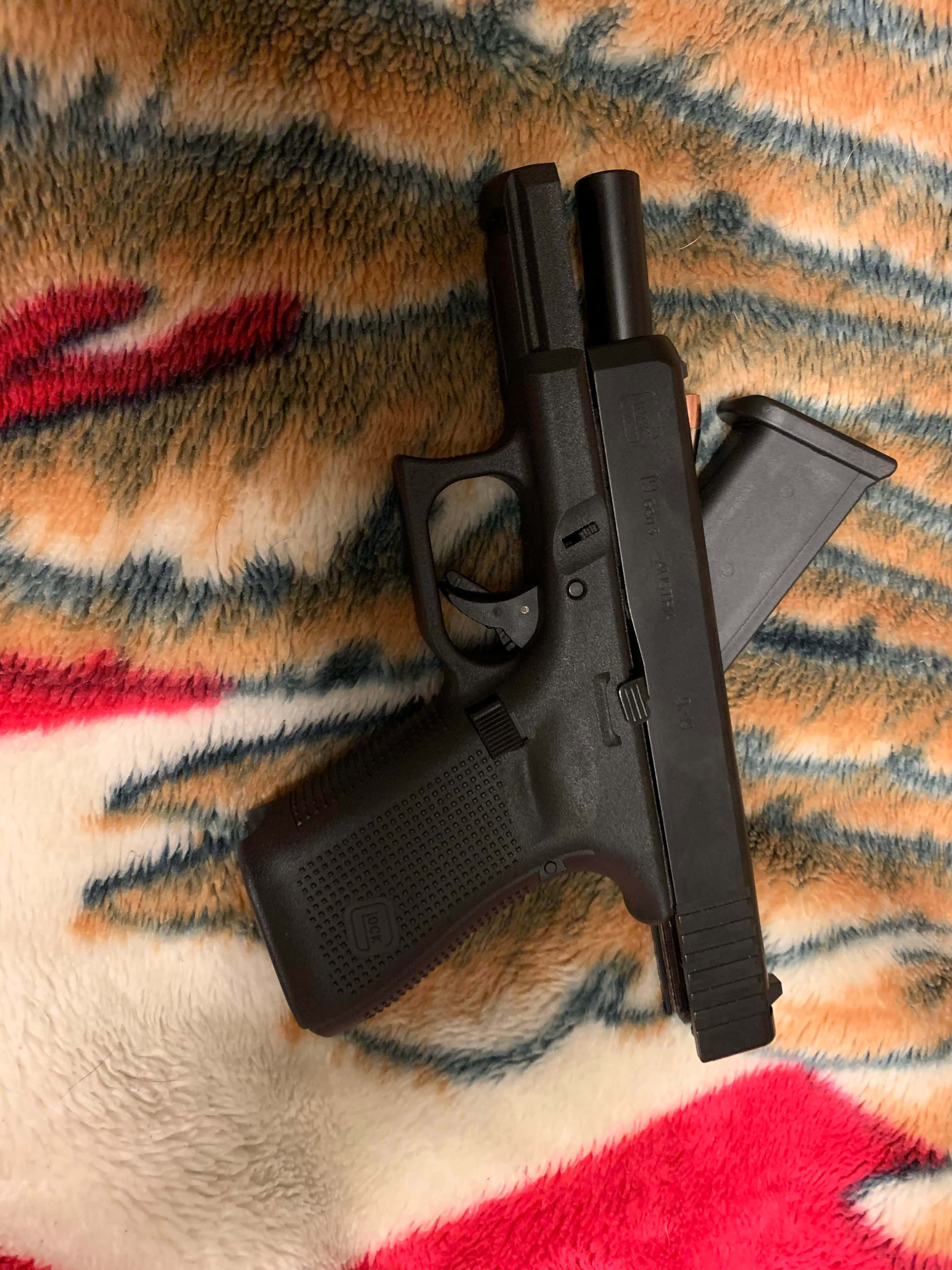 Excelență Totală a Pistolului - Glock 19 Fundal