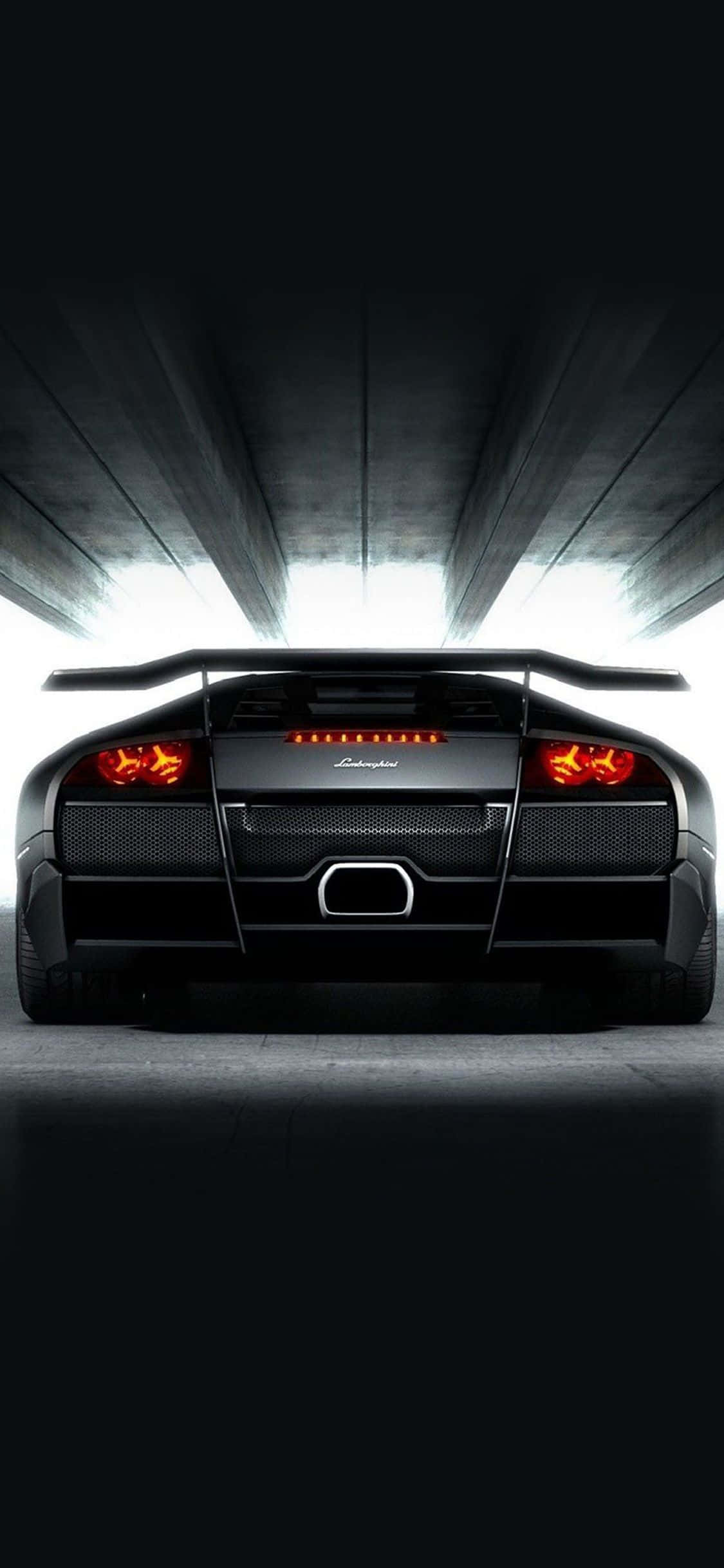 Experiență de lux - deține un smartphone Black Lamborghini Fundal
