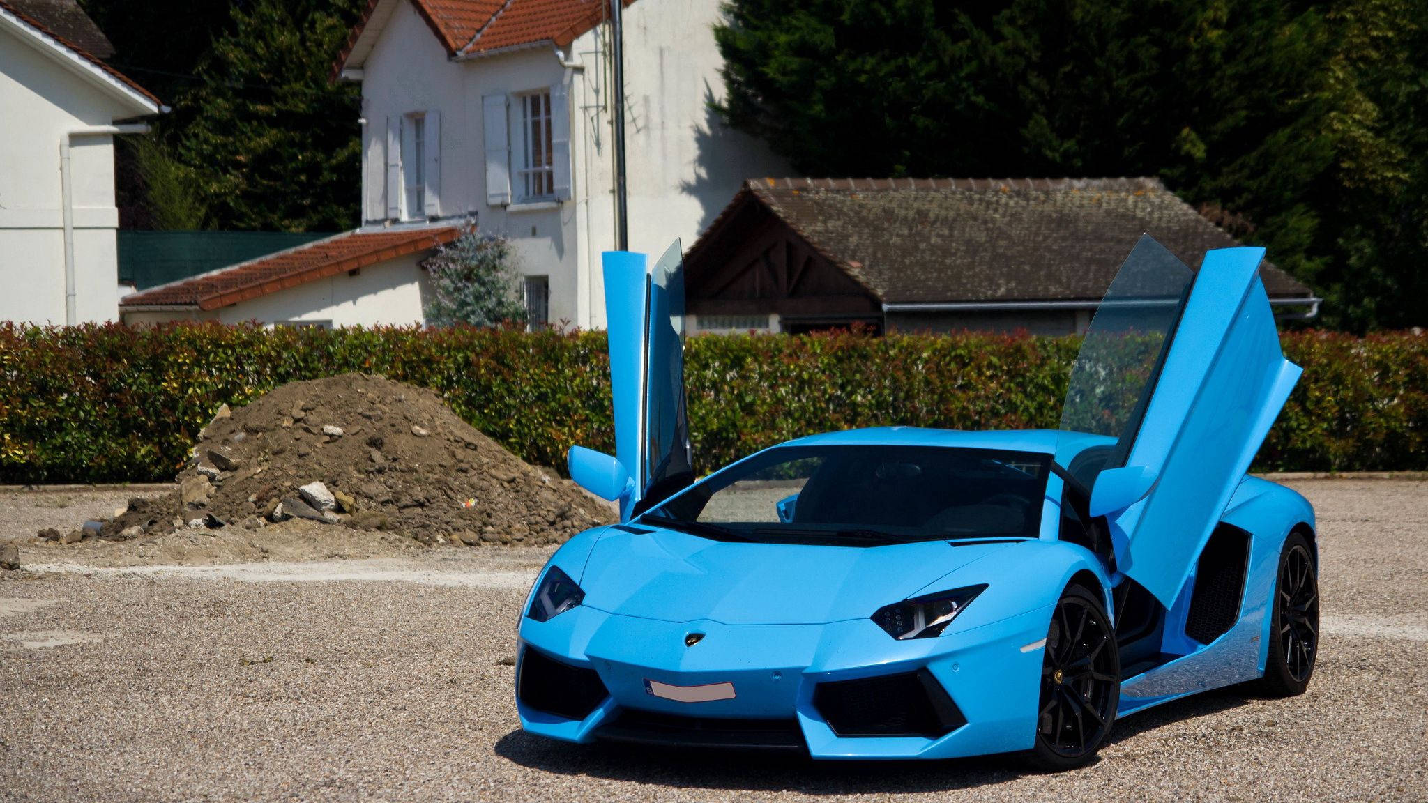 Experimentează senzația supremă de a conduce un Lamborghini Aventador albastru cer Fundal