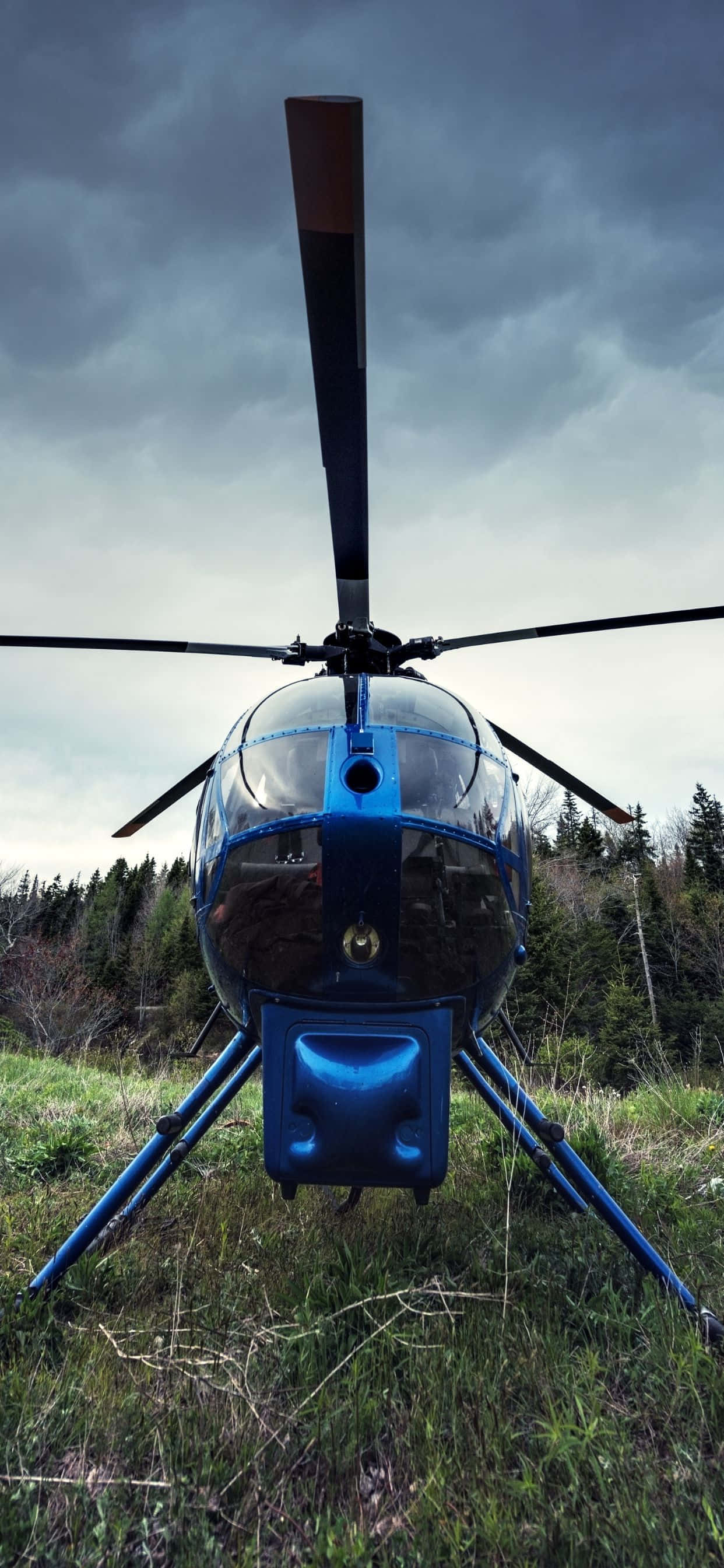 Explorează Cerurile la Bordul unui Elicopter de Ultimă Generație Fundal