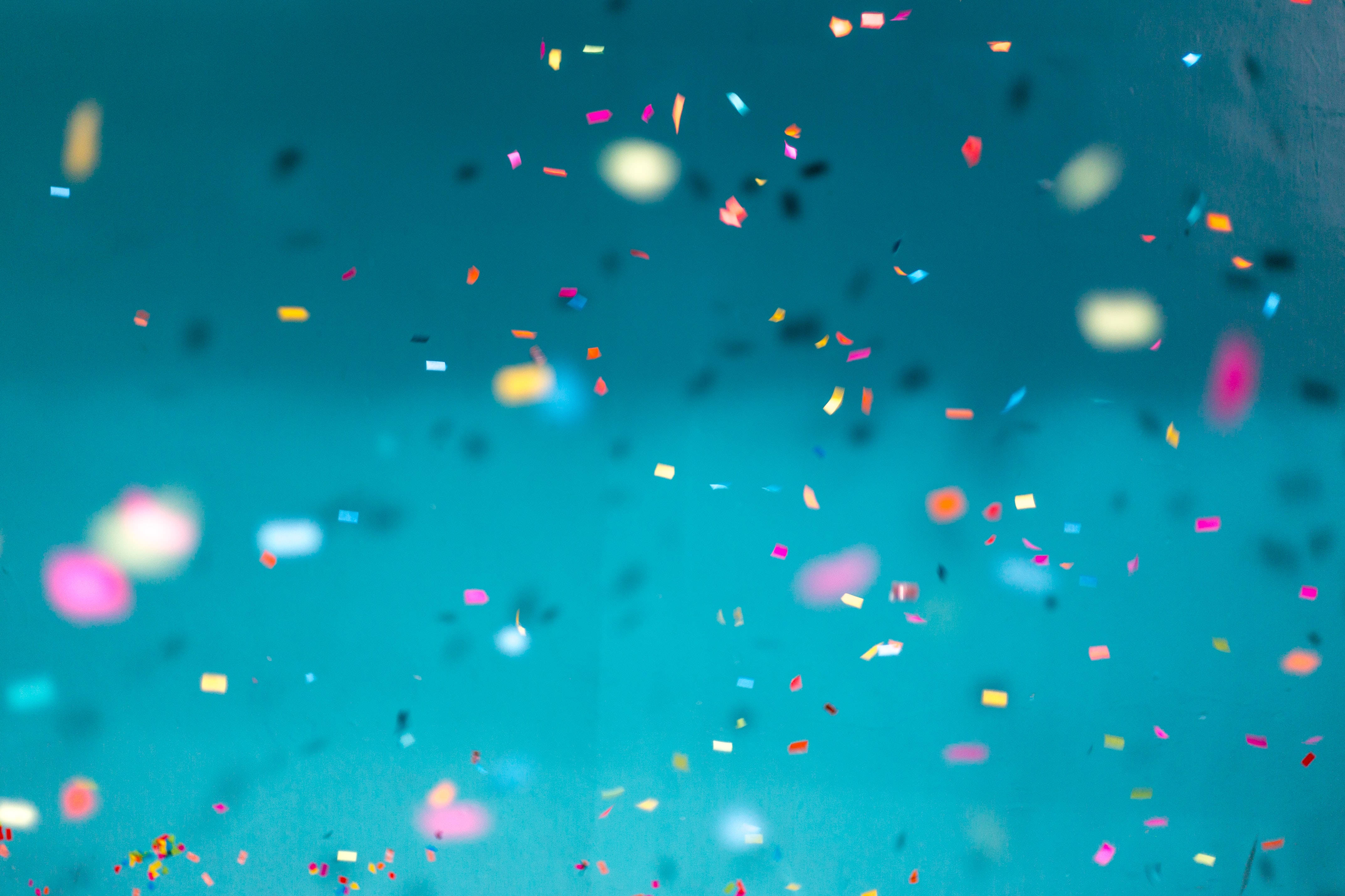 Explozie de Confetti Colorat cu Model Estetic Fundal