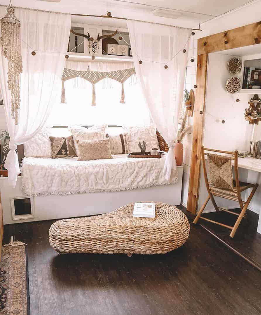 Exprimă-ți stilul boho interior cu imprimeuri colorate și texturi florale. Fundal