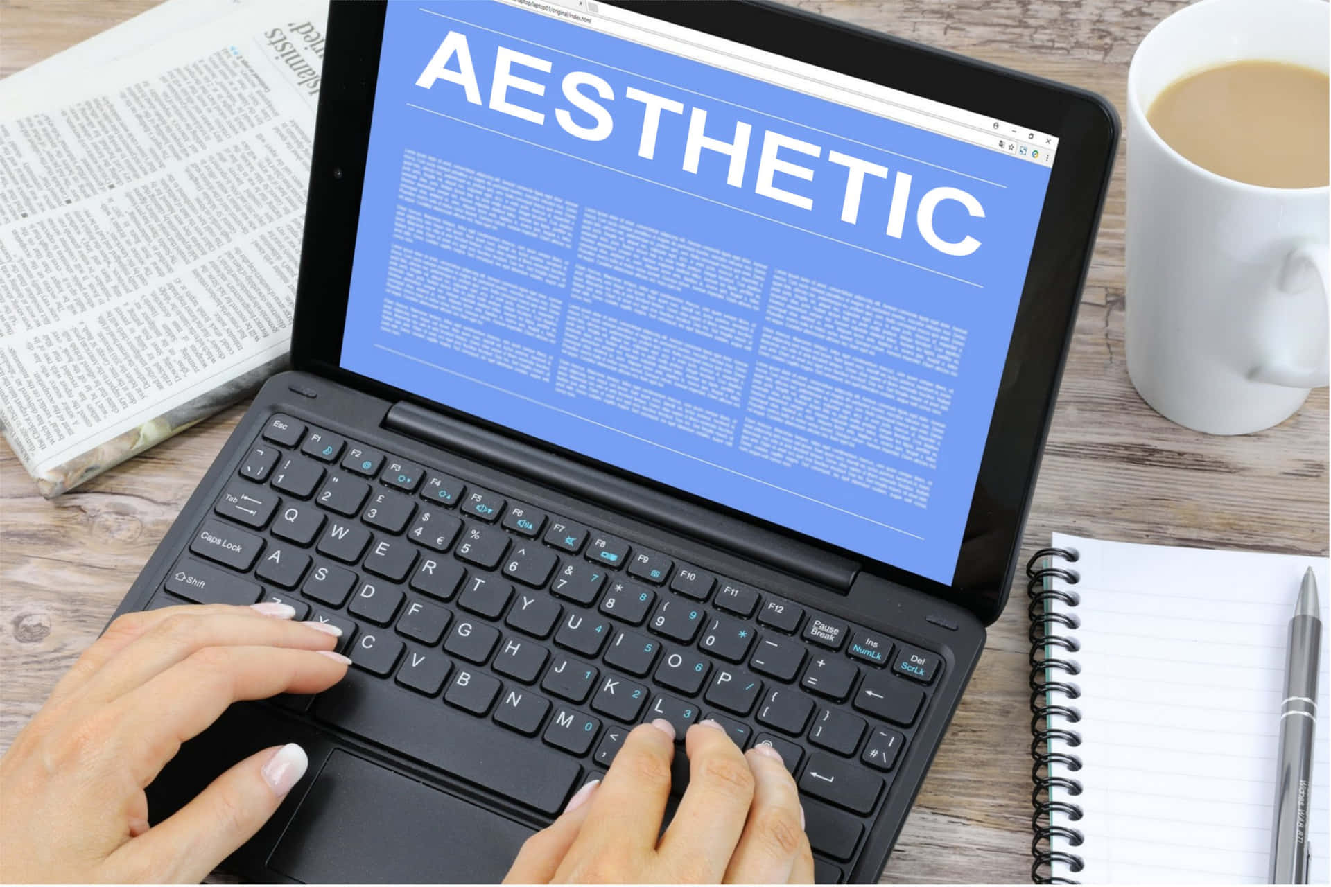 Fă o declarație cu acest frumos laptop estetic Fundal