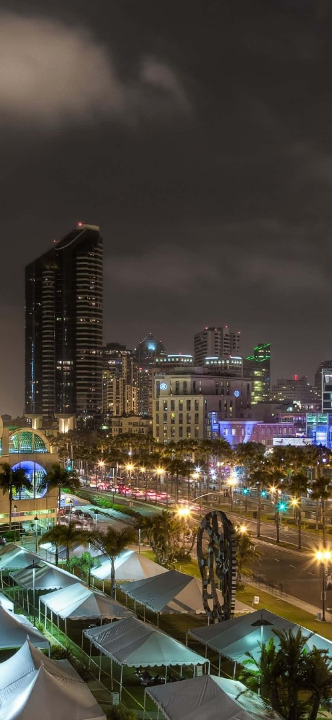 Fă o fotografie în timp ce explorezi San Diego elegant cu iPhone-ul tău Fundal