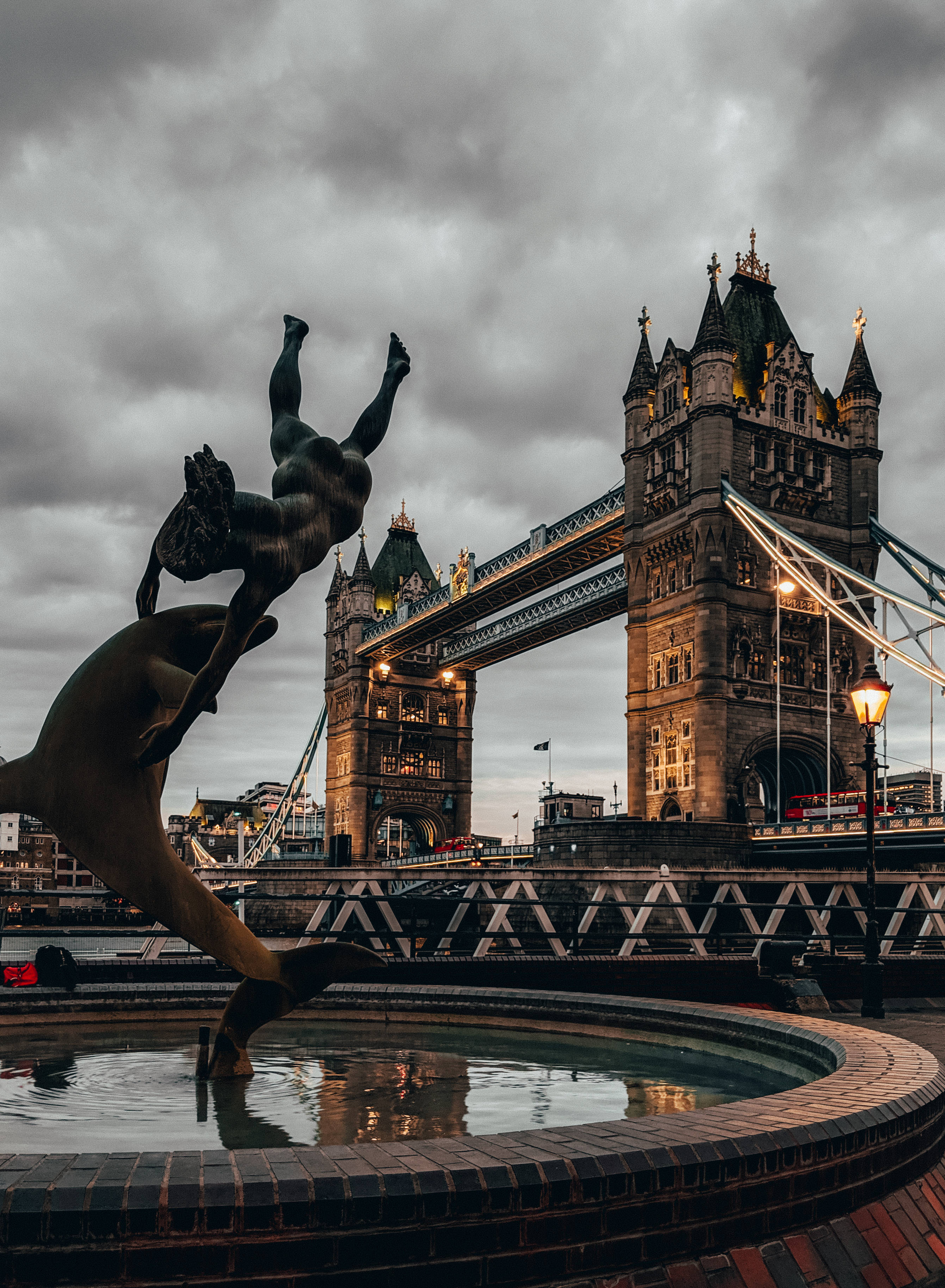 Fântână lângă Tower Bridge Fundal