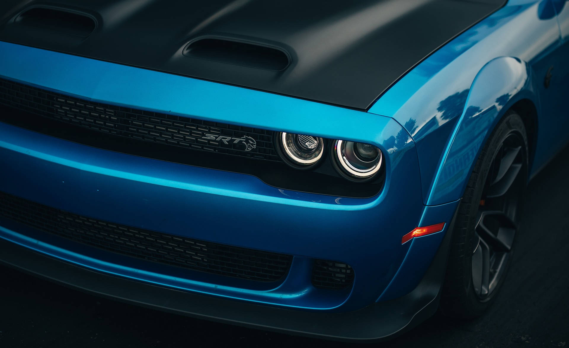 Faruri Stinse Dodge Challenger Albastru — Mașini Fundal