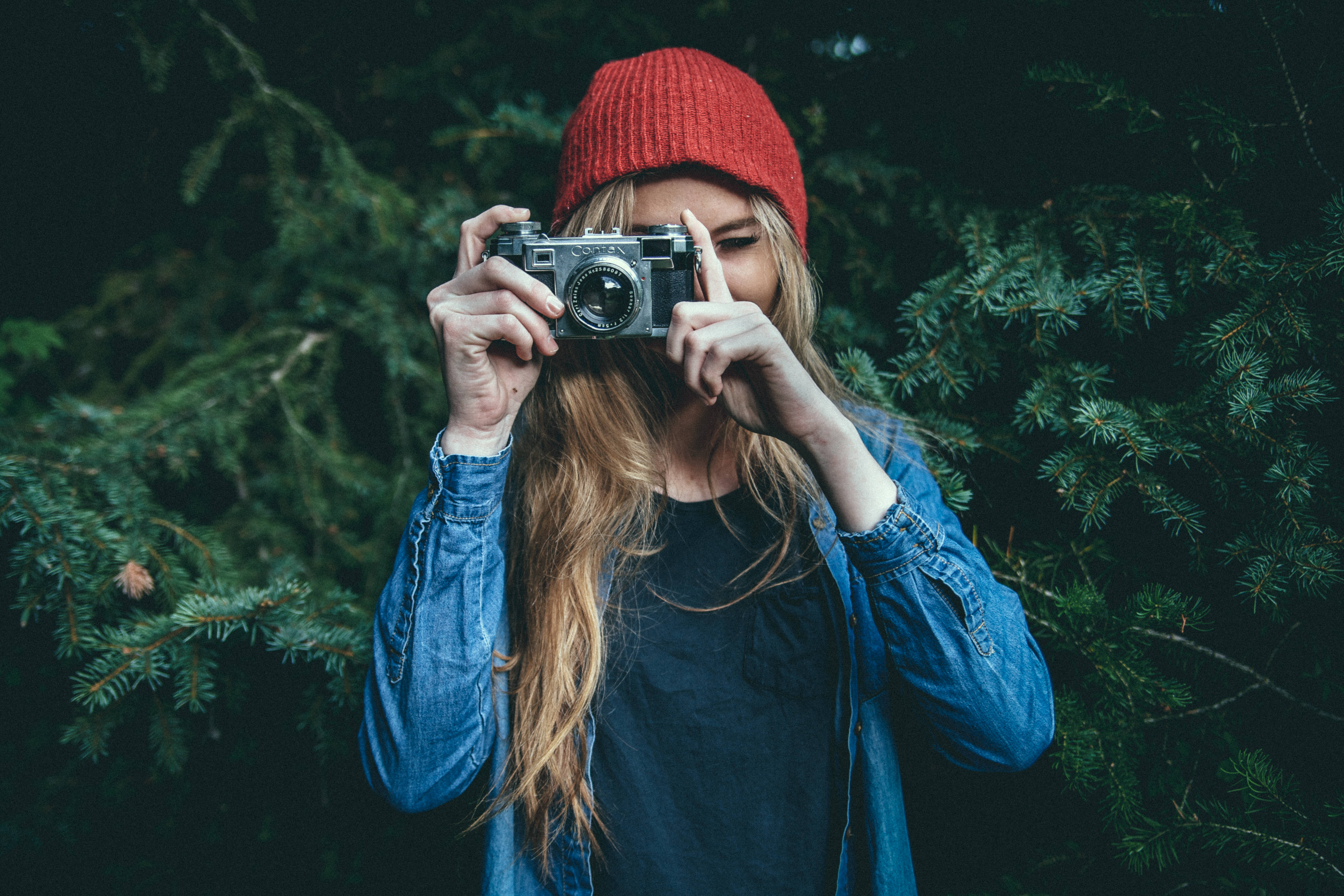 Fată care face fotografie cu aparatul foto Fundal