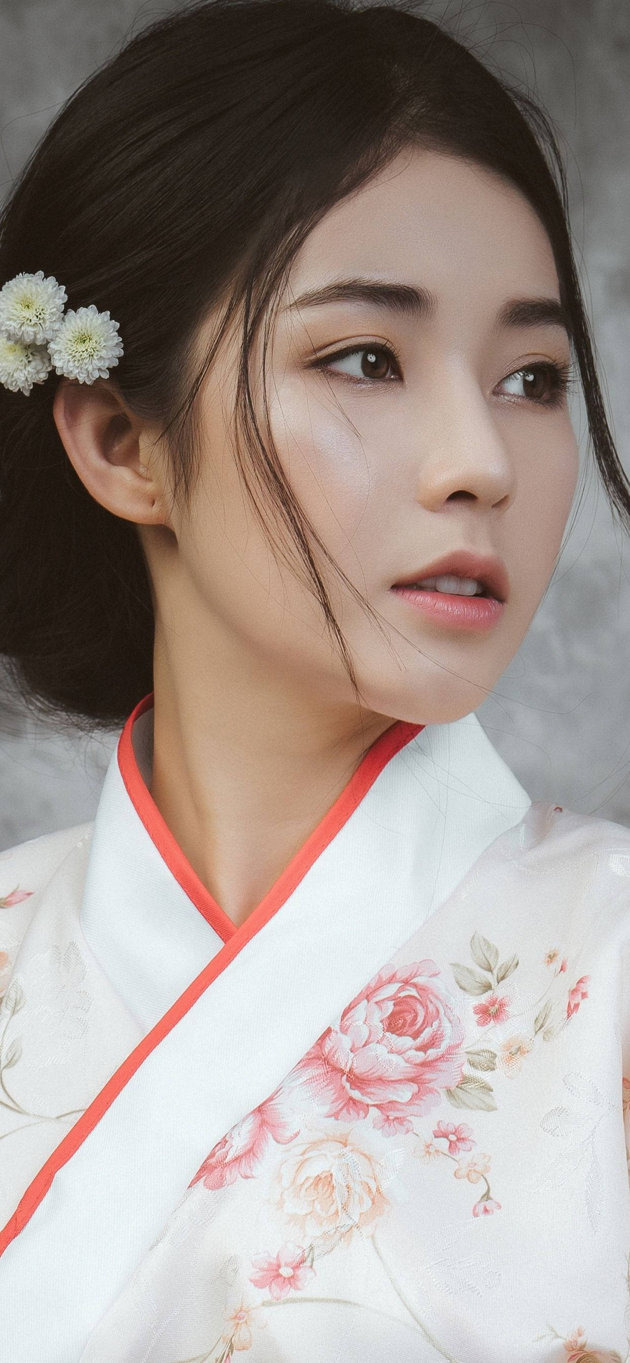 Fata din Tokyo, Japonia, în Kimono Alb Fundal