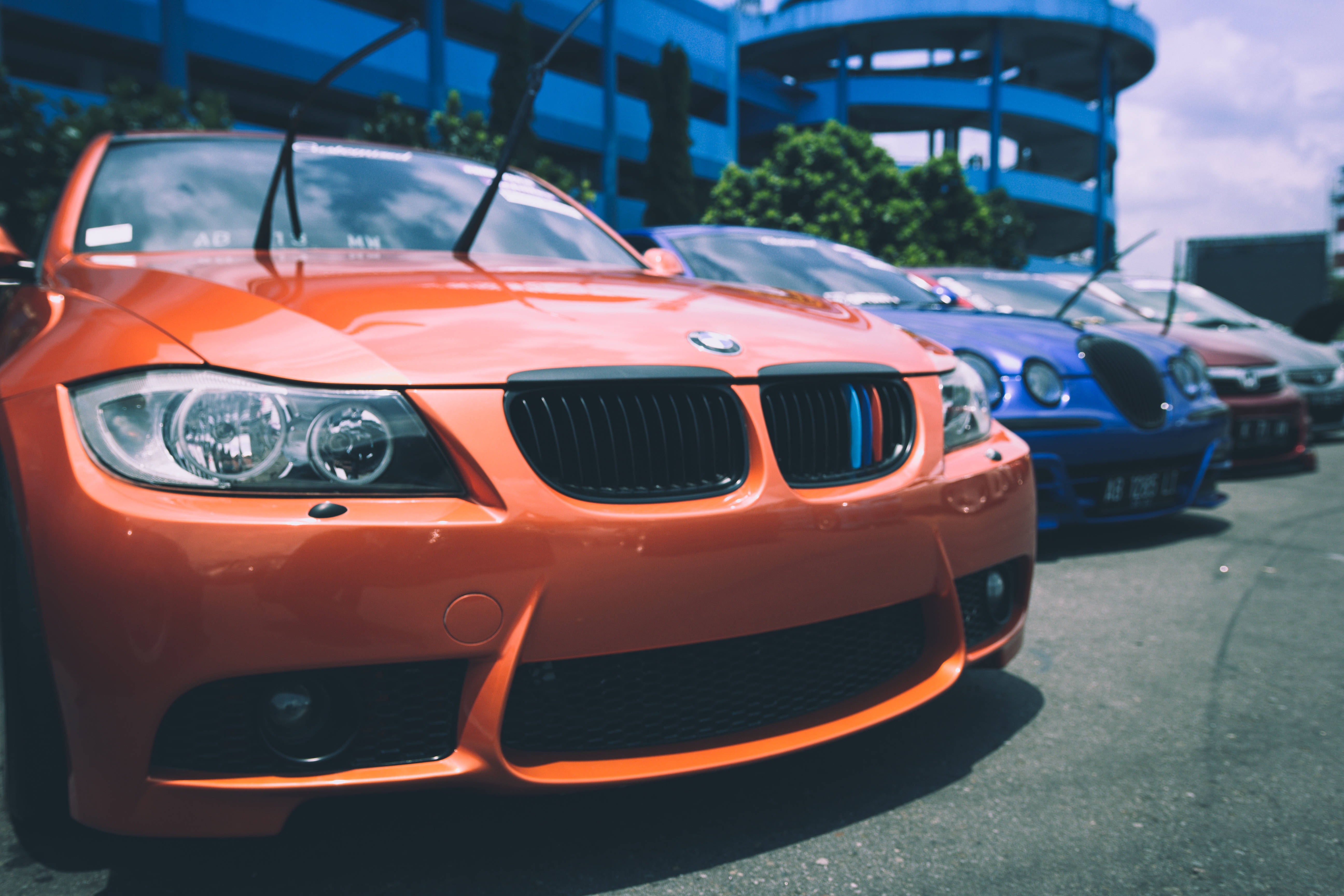 Fața Mașinilor BMW Parcate Fundal