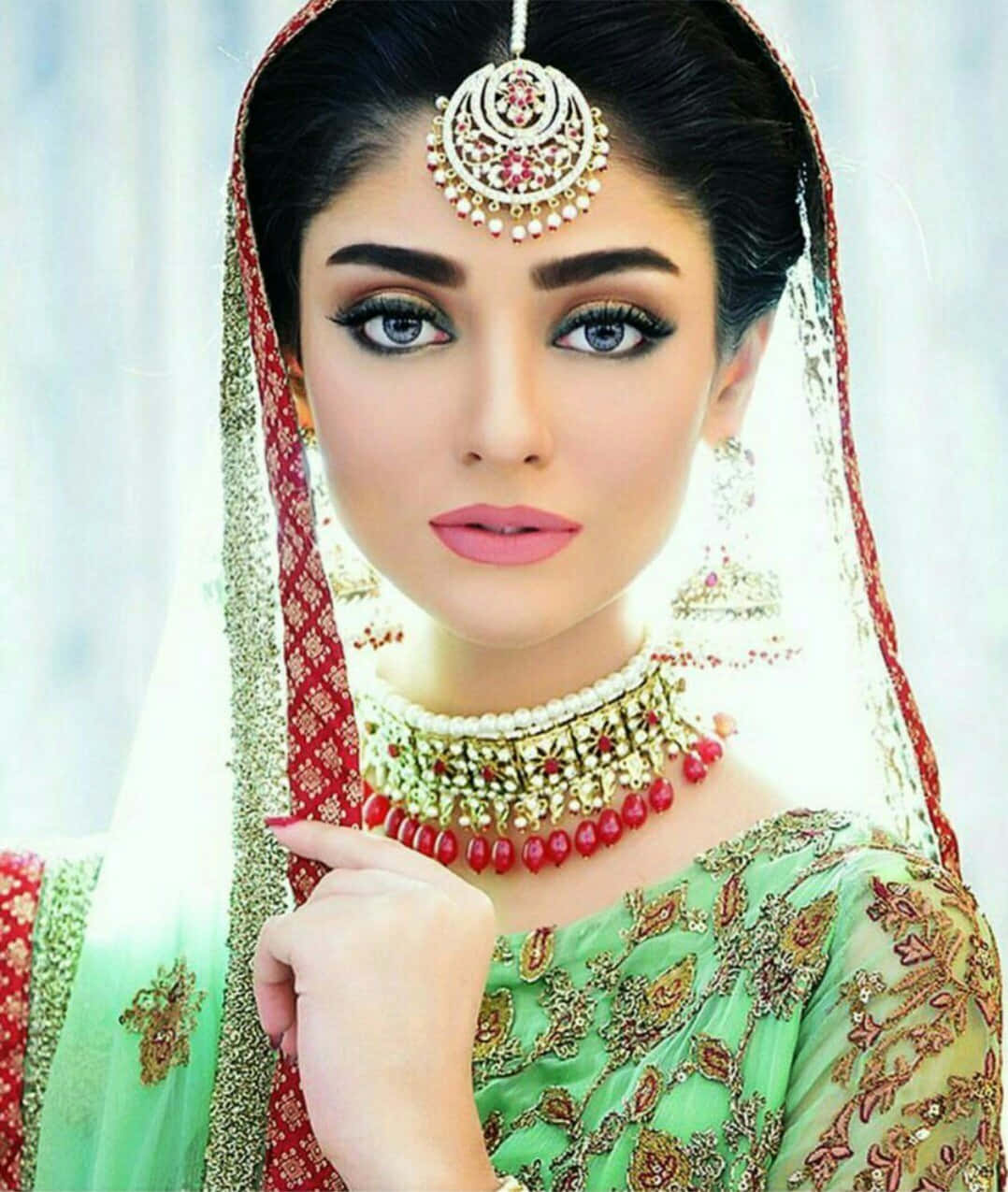 Fata pakistaneză Noor Khan în rochie verde Fundal