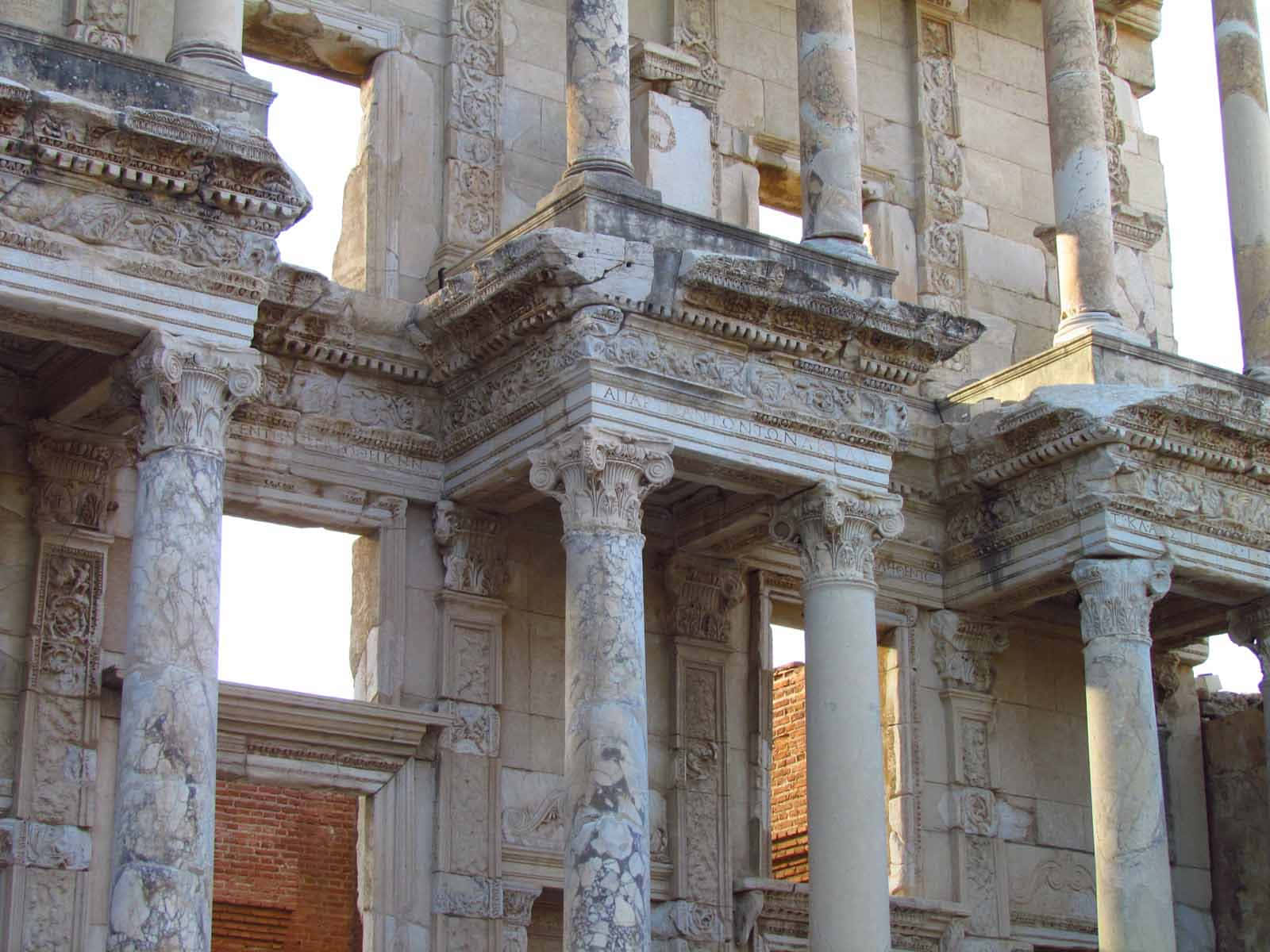 Fațada coloanelor Bibliotecii Celsus Fundal