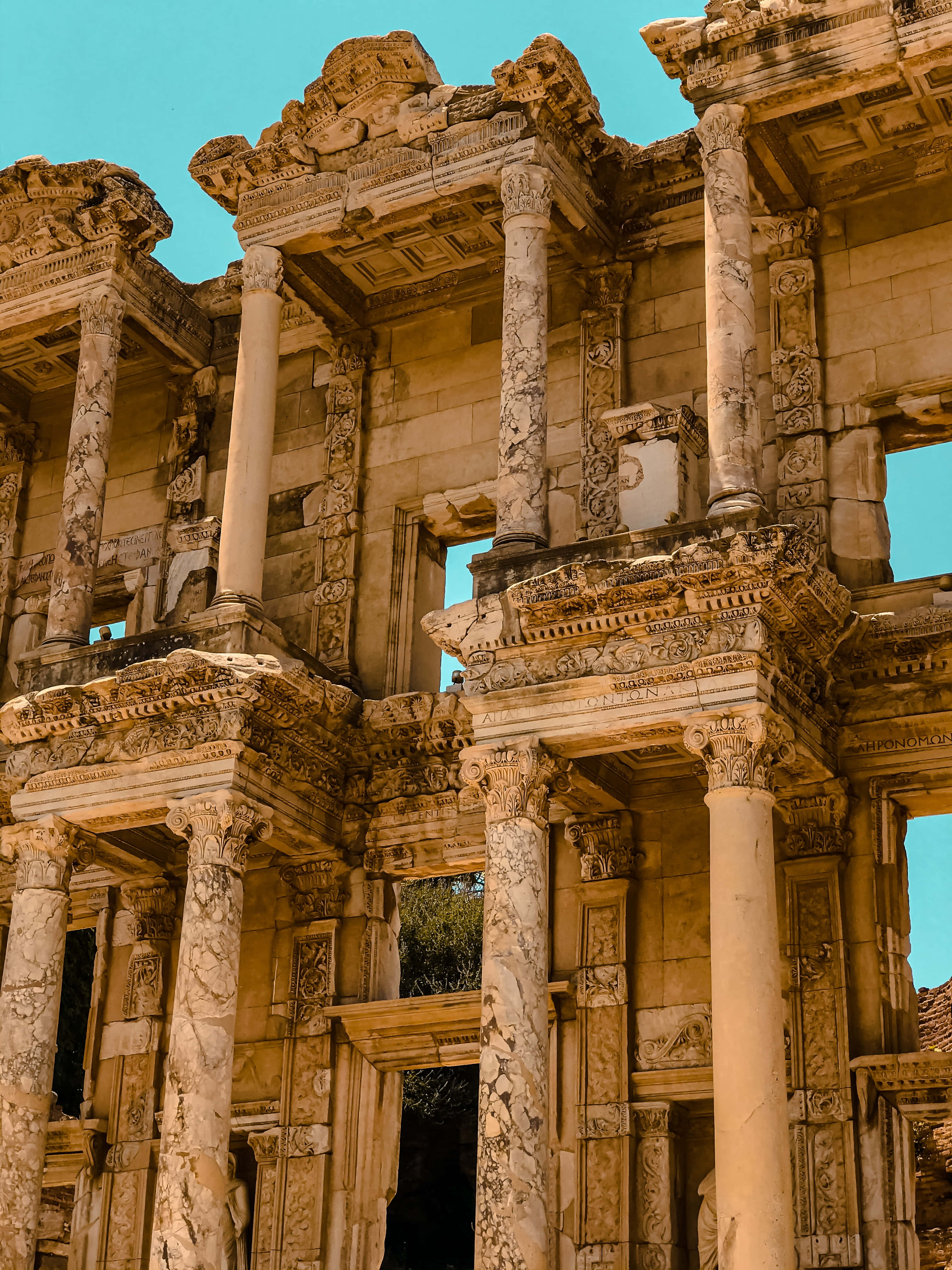 Fațada mobilă a Bibliotecii Celsus Fundal