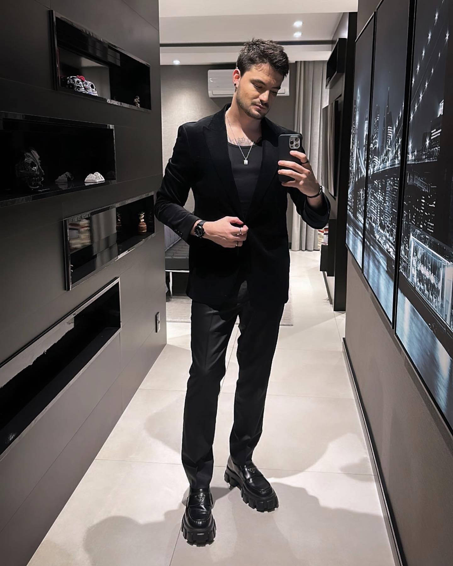 Felipe Neto elegant îmbrăcat în ținută neagră Fundal