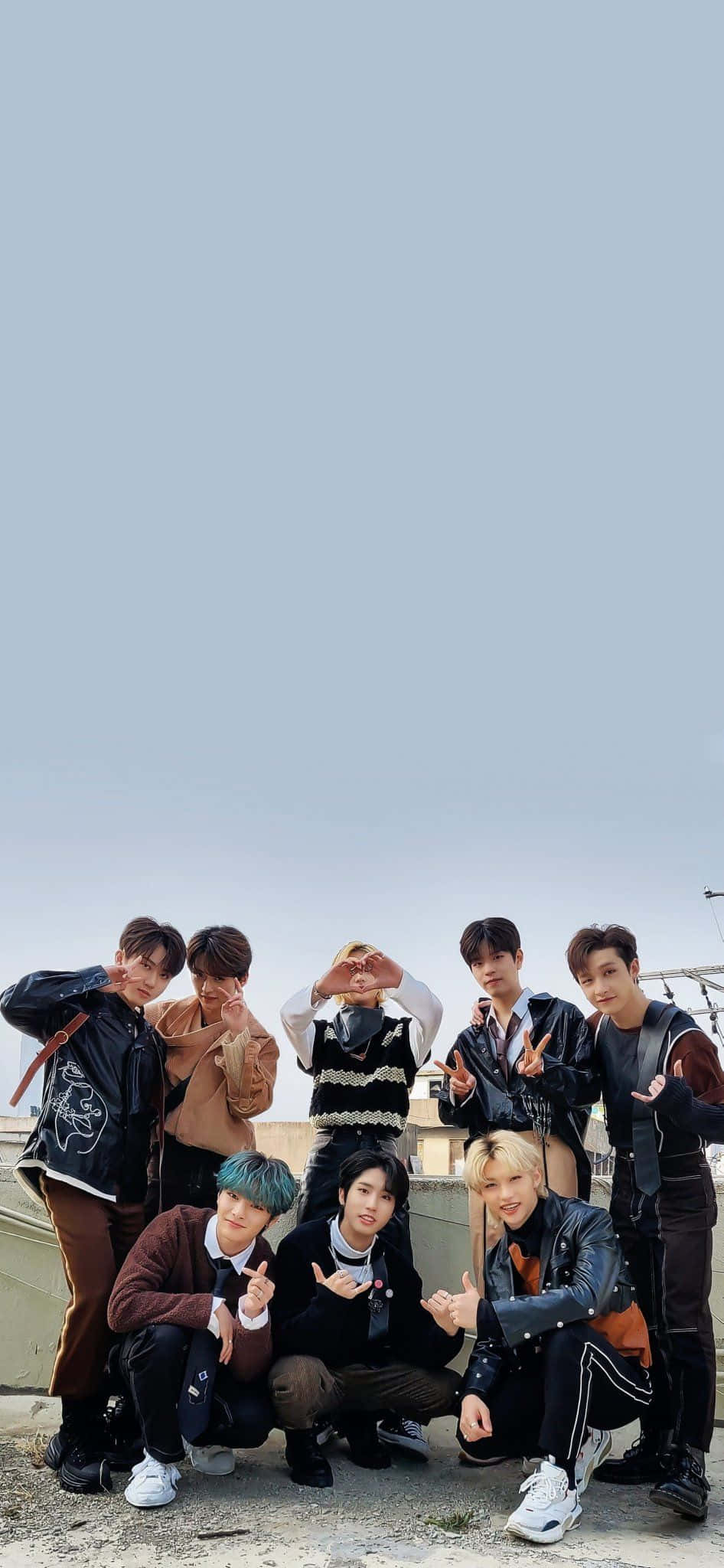 Felix de la grupul K-pop Stray Kids pozează cu încredere Fundal