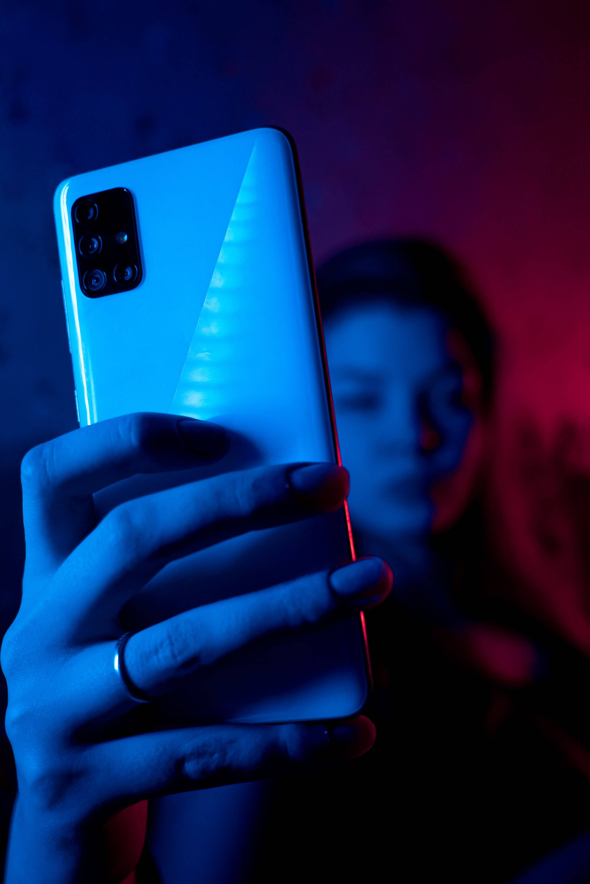 Femee Cu Telefon în Neon Albastru iPhone Fundal