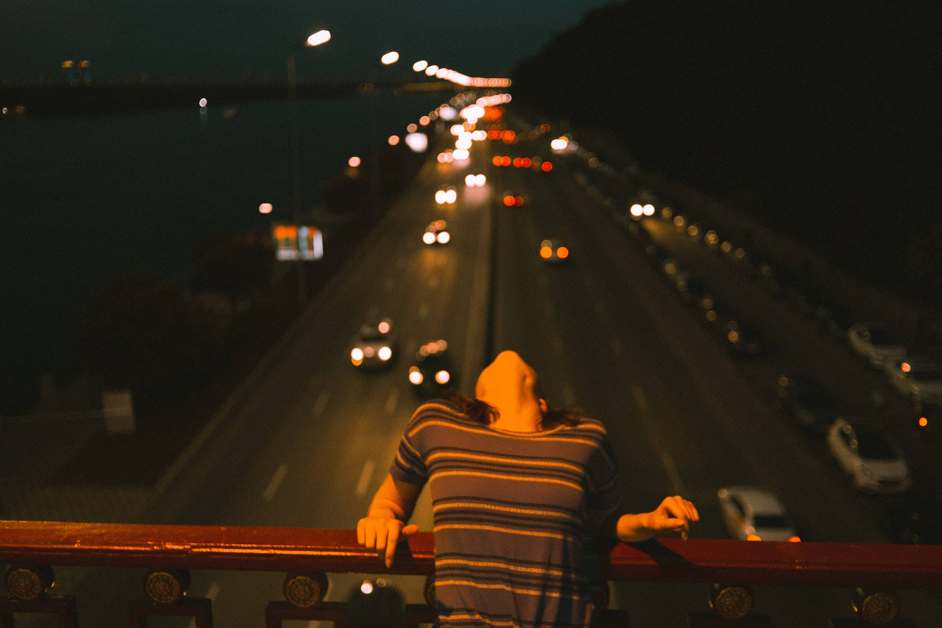 Femeie cu estetică nocturnă lângă autostradă Fundal