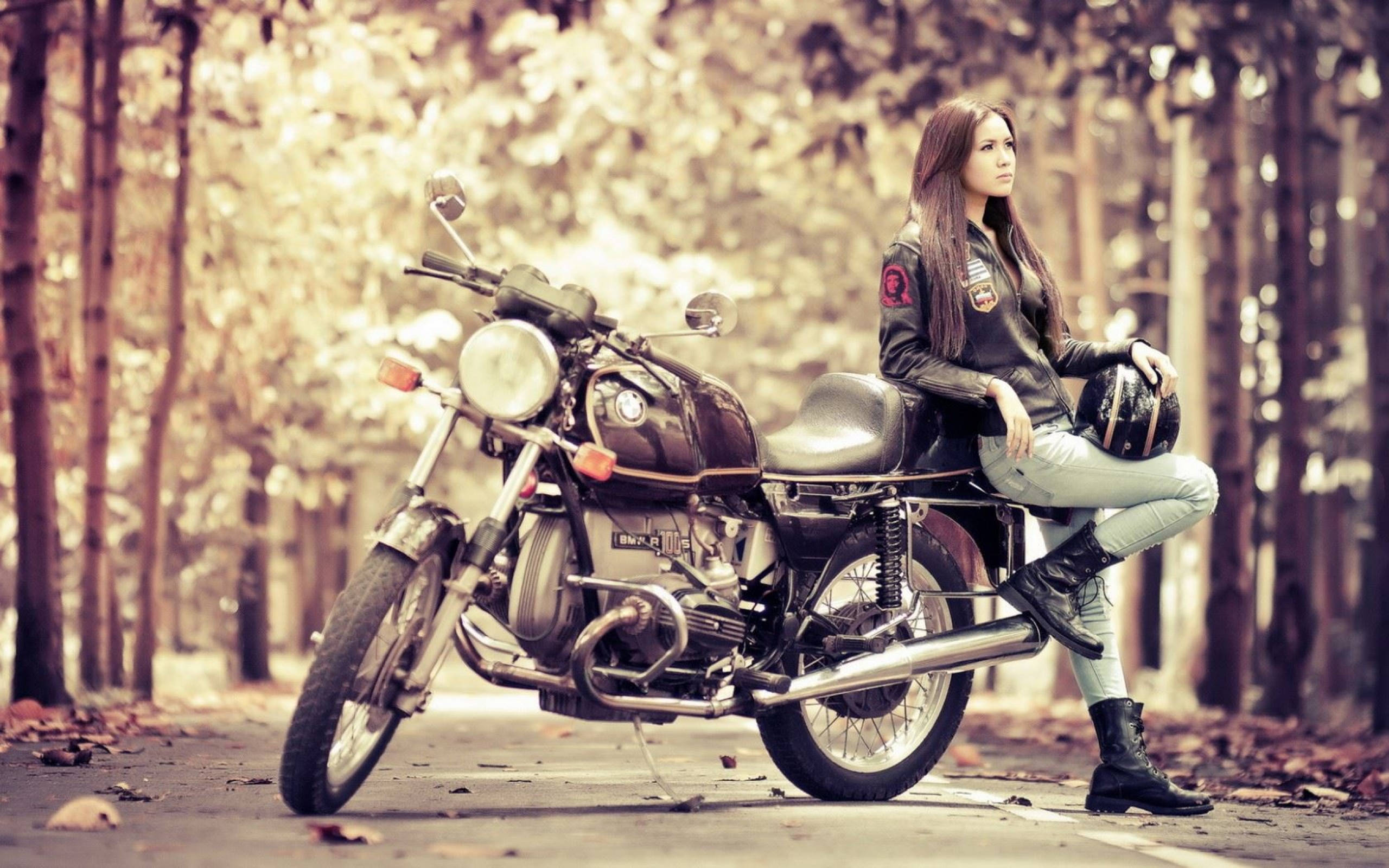 Femeie cu Motocicleta 2560x1600 Fundal