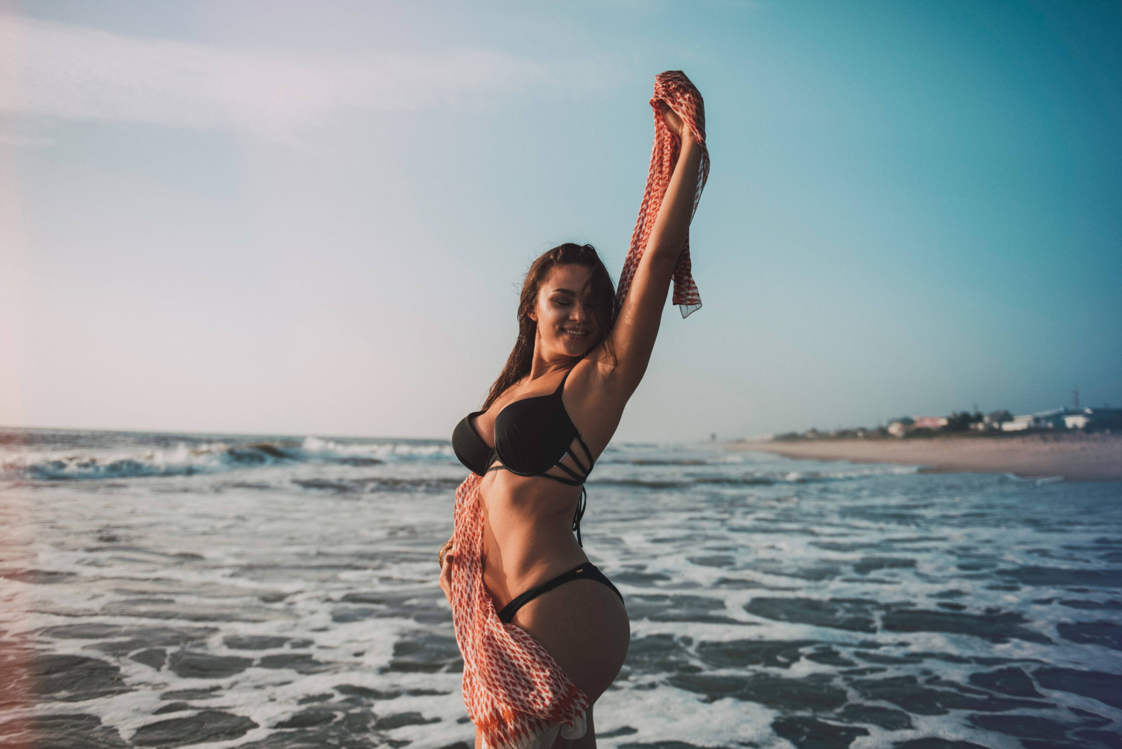 Femeie Fericită în Bikini Fundal