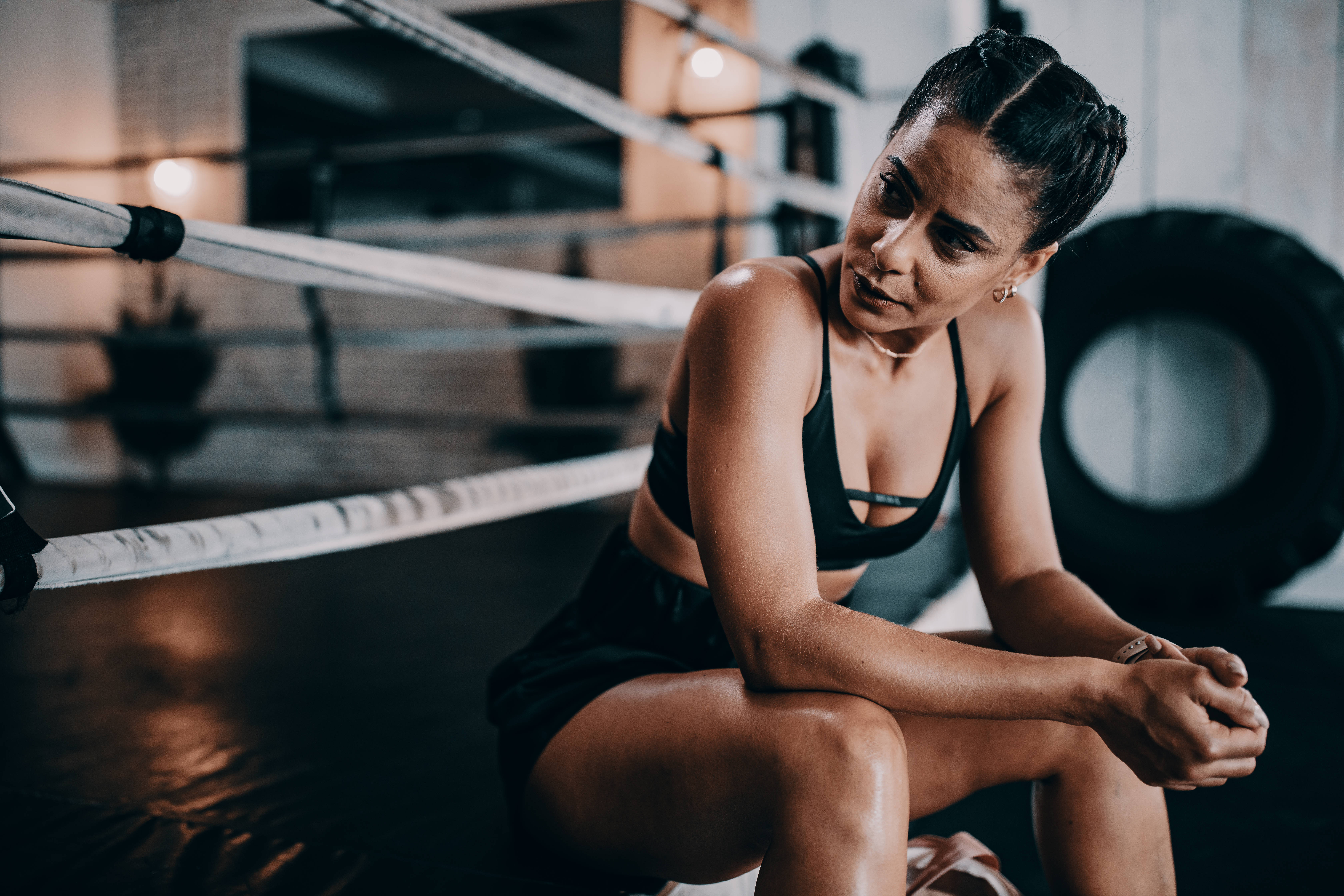 Femeie în ringul de wrestling Fundal