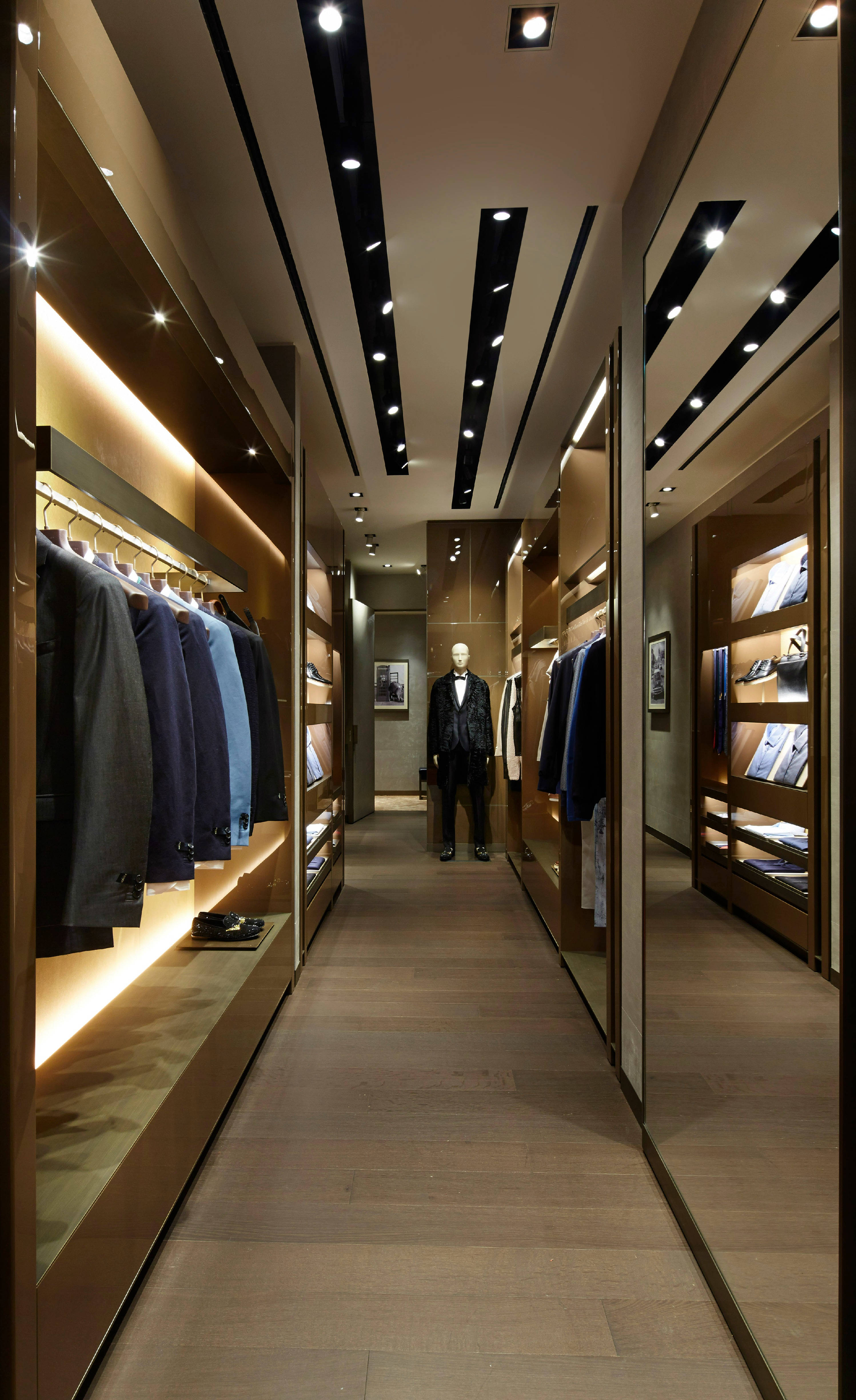 Fendi Tuxedos In Room Fundal