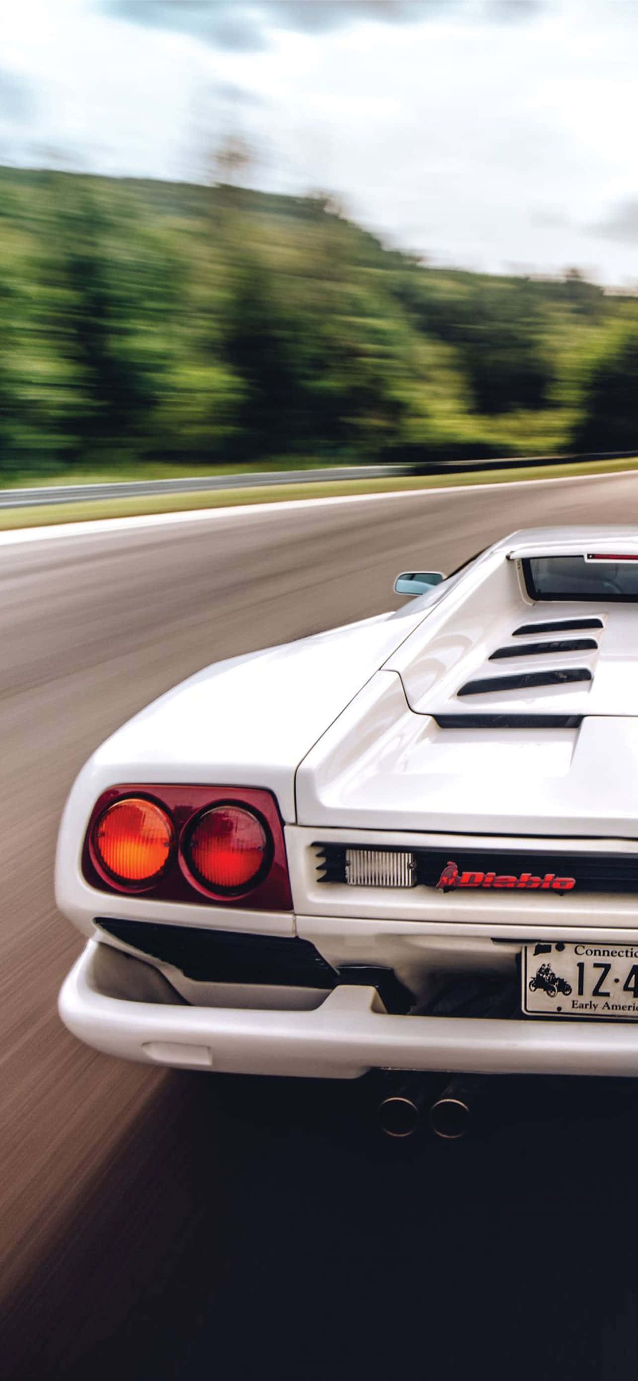„Classic Ferrari 4CD7A2IRC3DP1VLI strălucind prin luminișul orașului” Fundal
