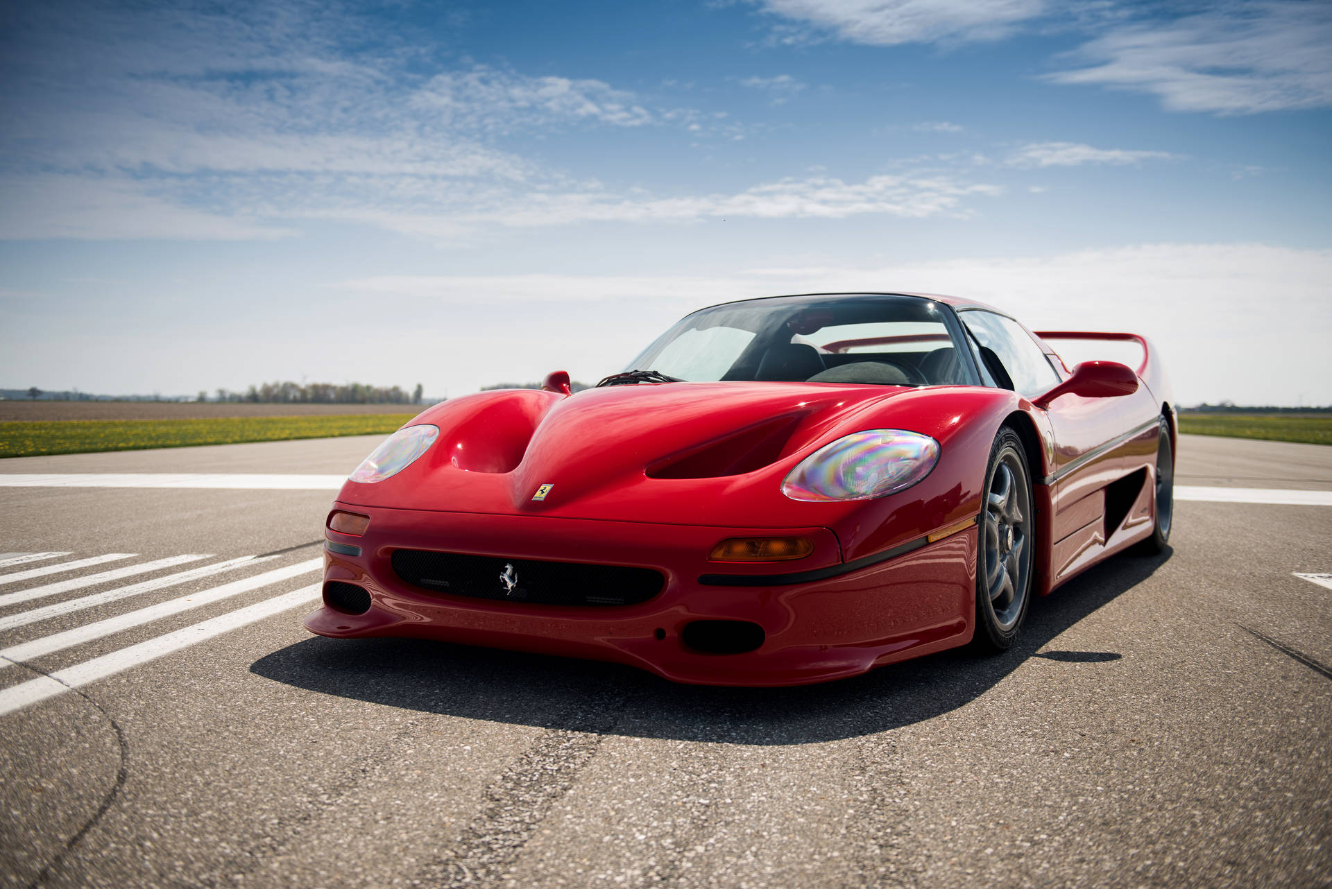 Ferrari F50 roșu pe marcaj pietonal wallpaper. — Ferrari Fundal