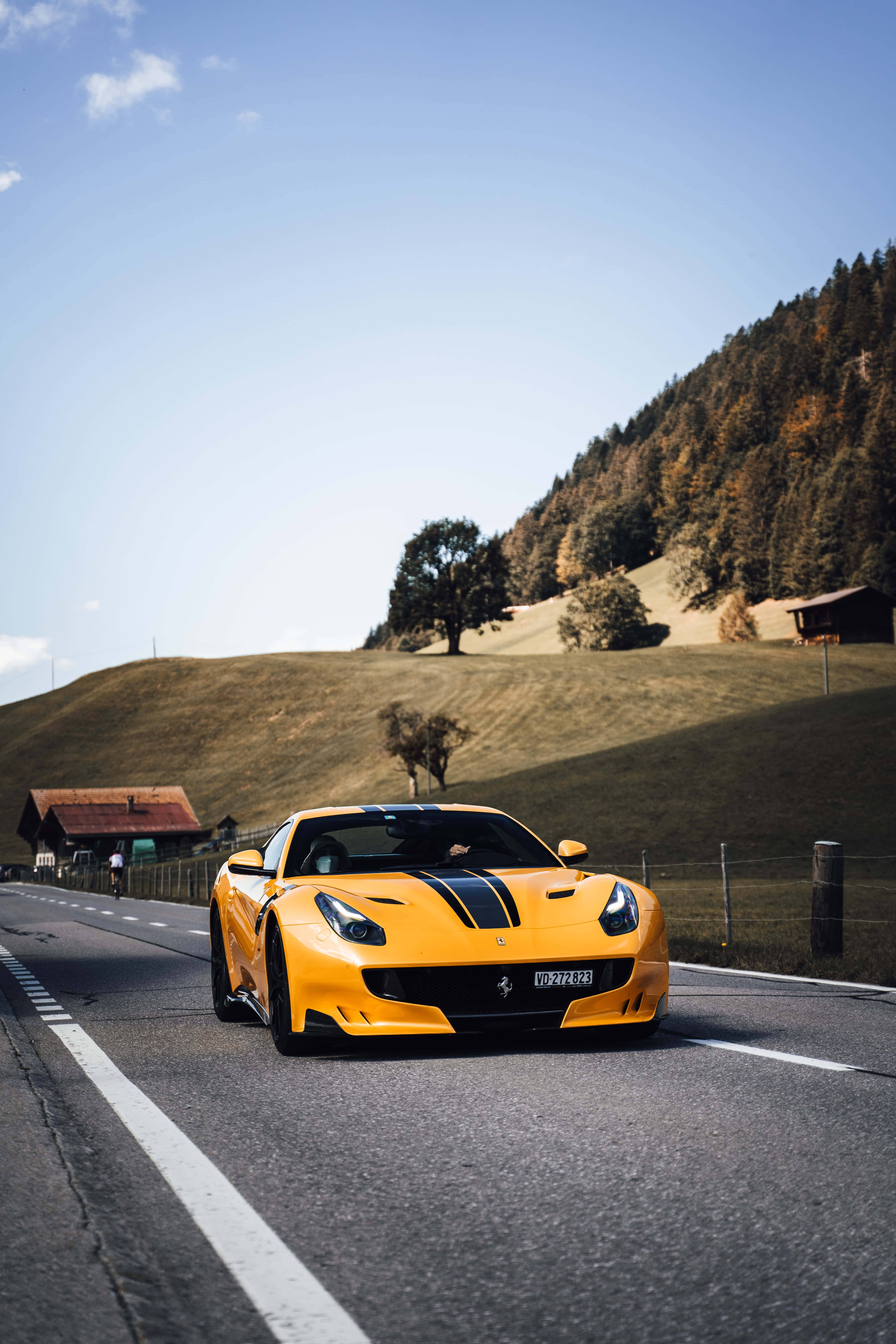 Ferrari Roșu Luxos în Viteză Maximă Fundal