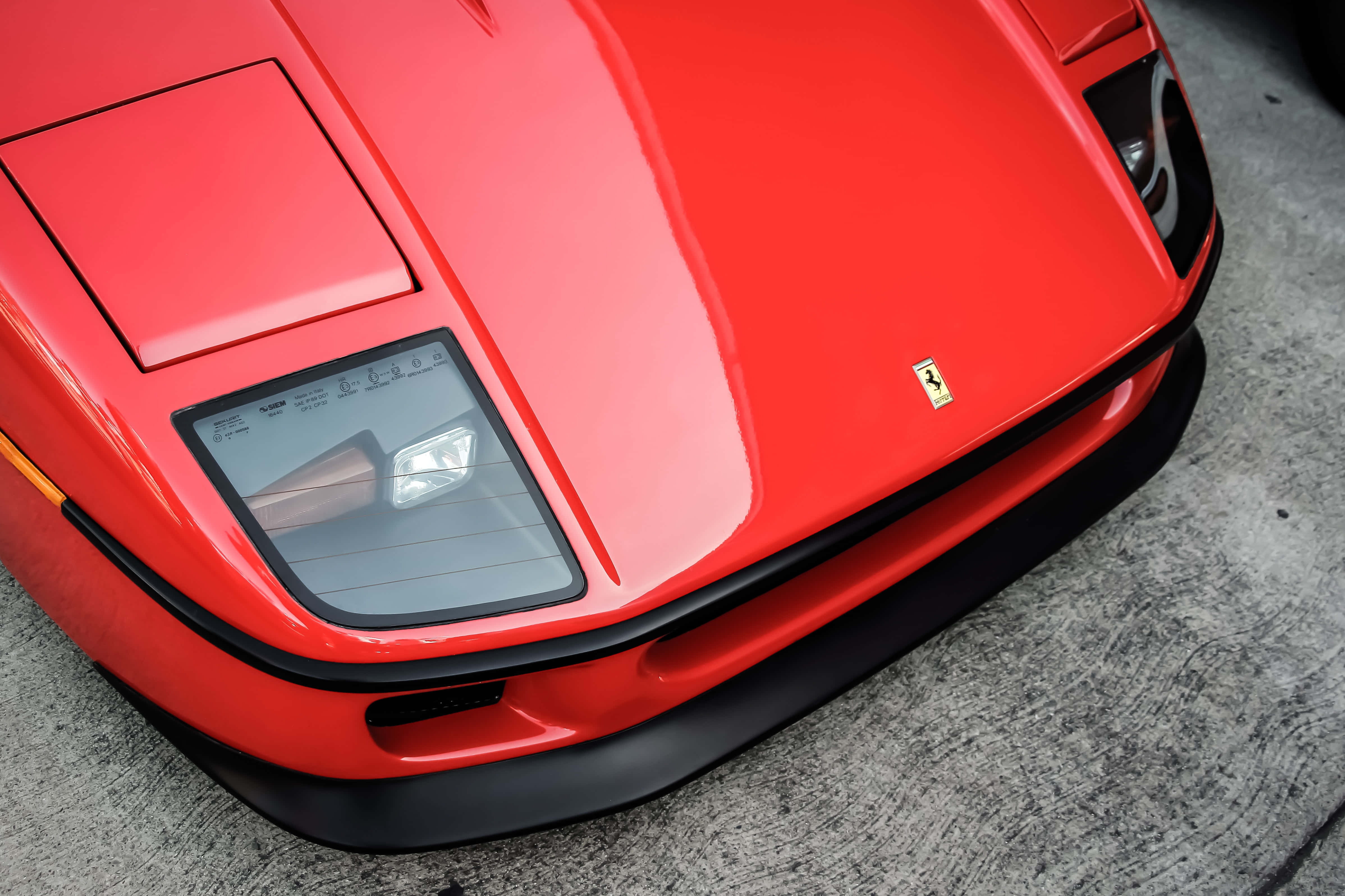 Ferrari roșu pe un drum șerpuitor într-un peisaj de iarnă Fundal
