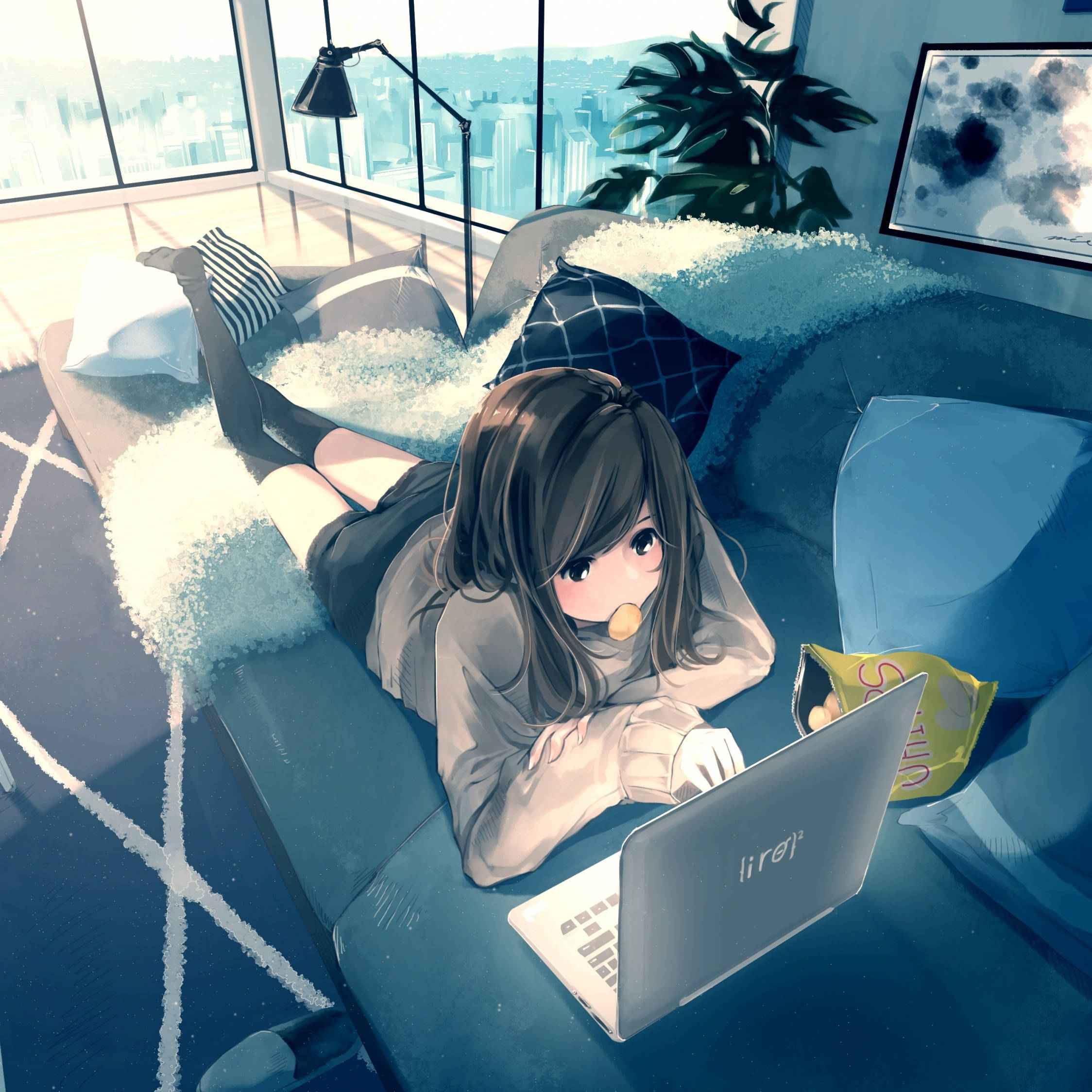 Fetita Anime Culcata Lucrand la Laptop Fundal