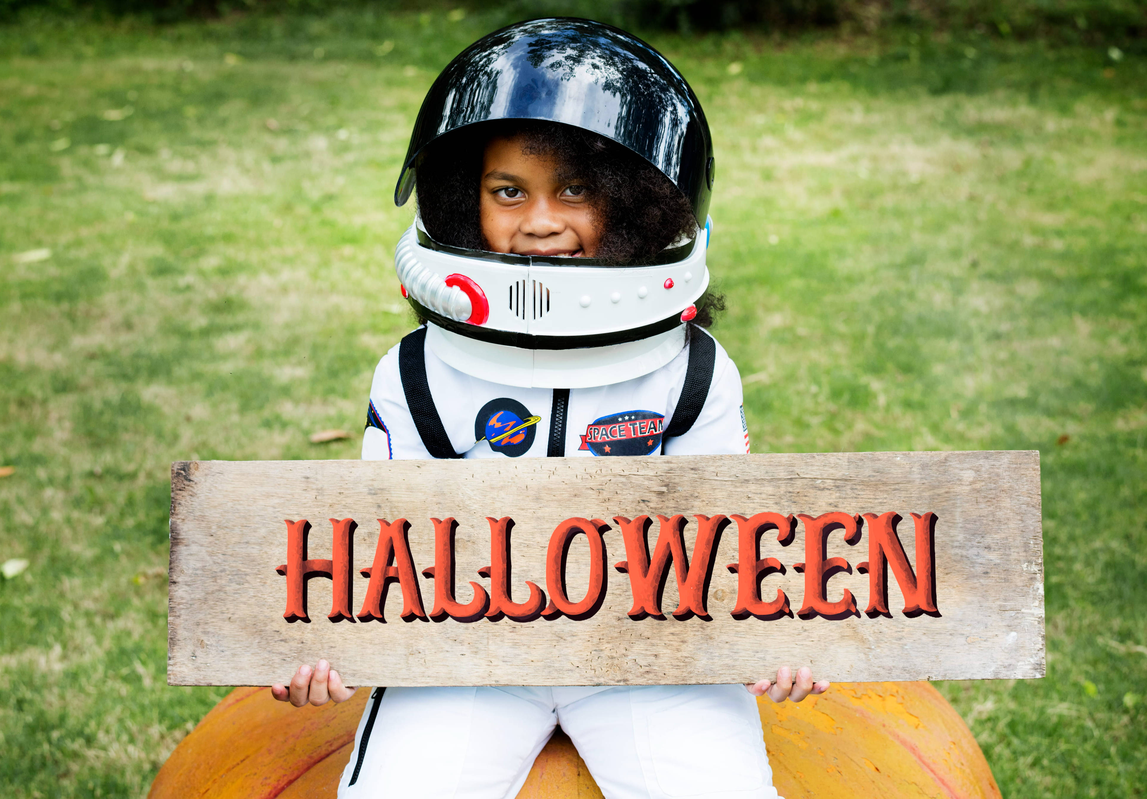 Fetiță astronaut drăguță de Halloween Fundal
