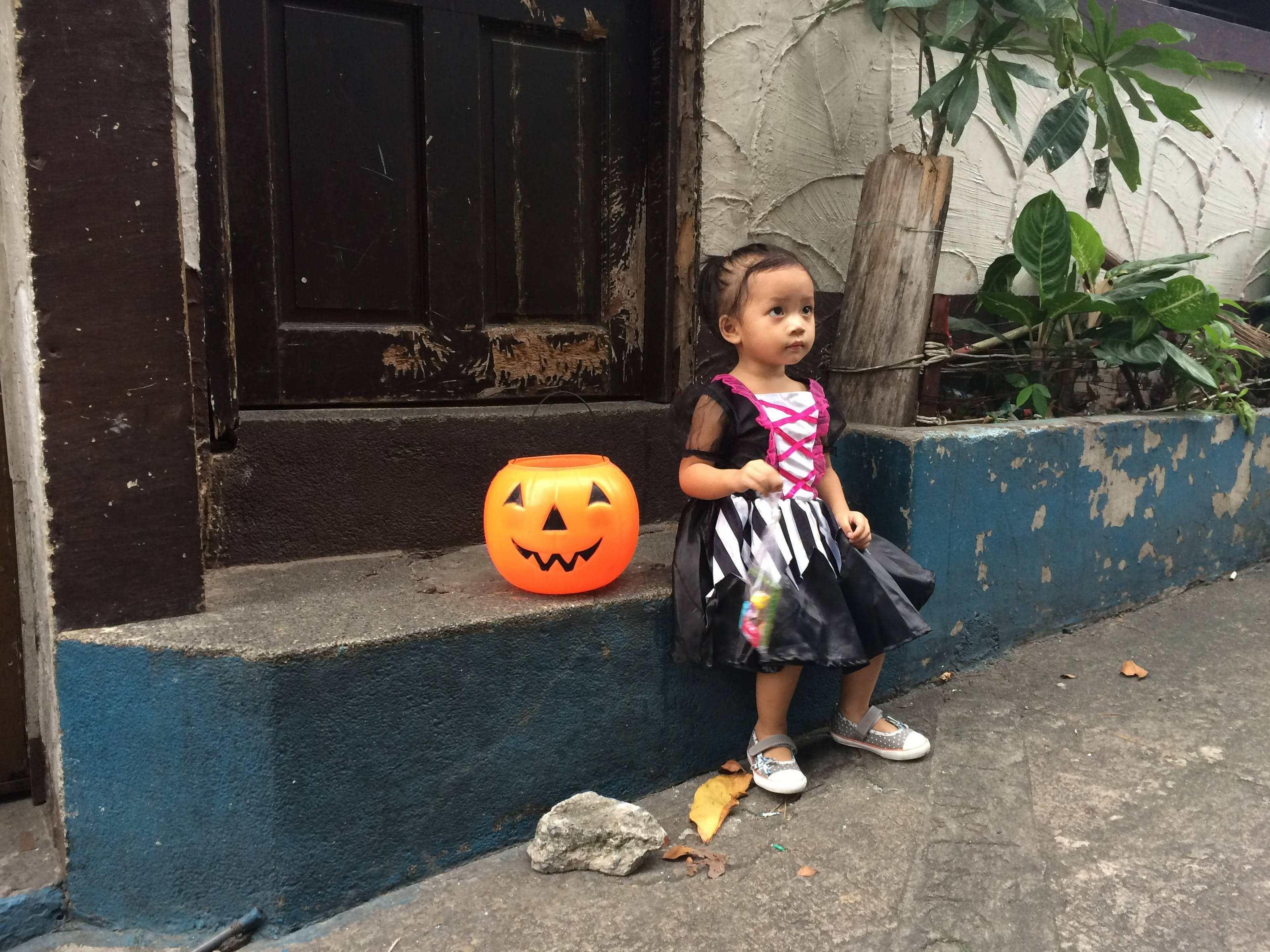 Fetiță drăguță de Halloween Fundal