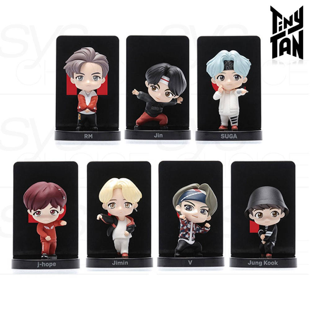 Figurină Tiny Tan BTS în Negru Fundal
