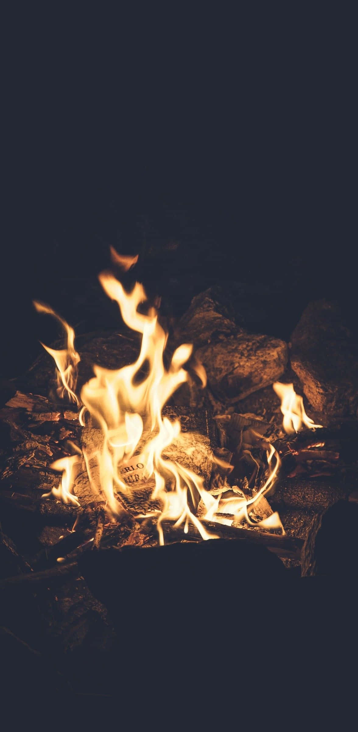 Flamuri Fierbinți Captivante în Acțiune Fundal