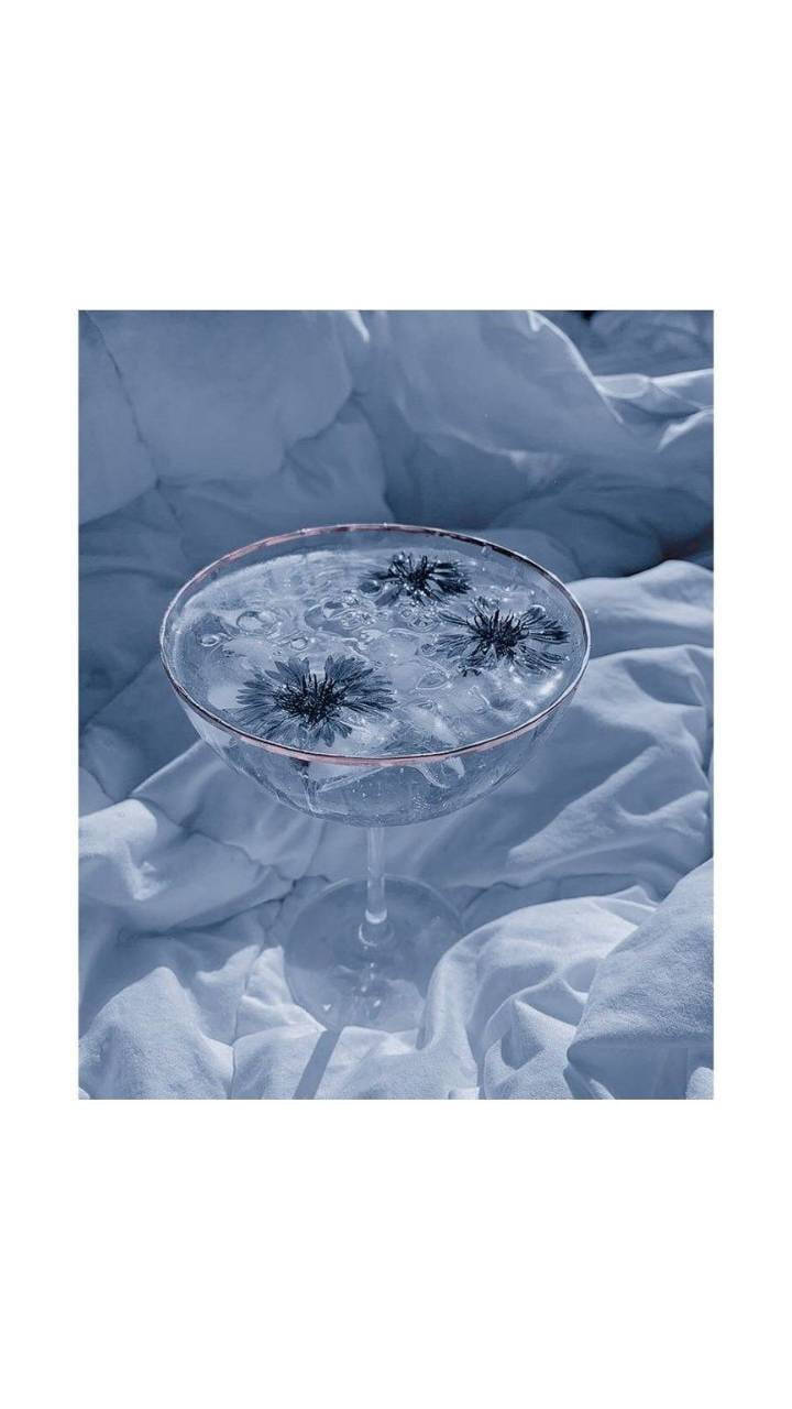 Floare albastră estetică simplă în apă Fundal