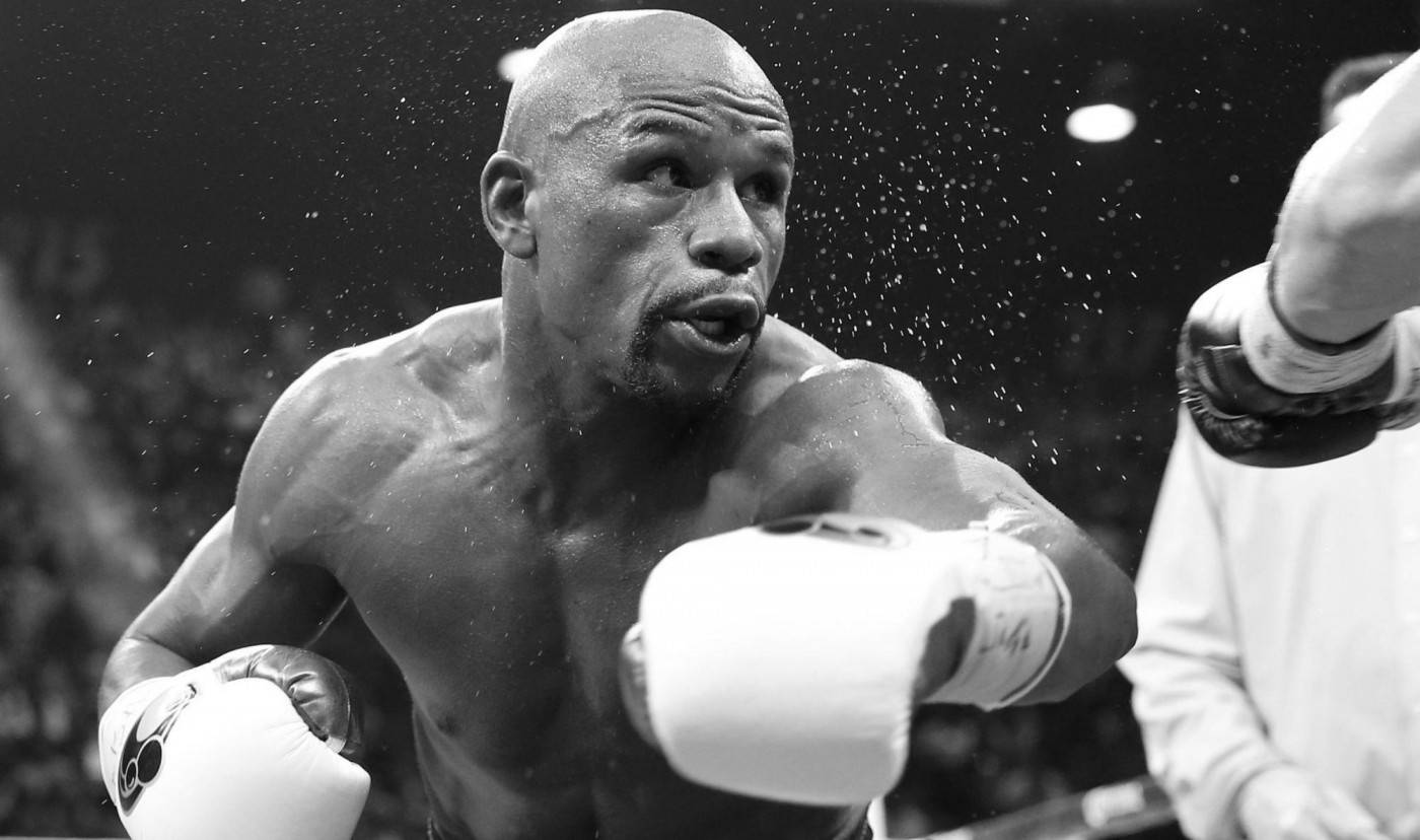 Floyd Mayweather lovind în alb și negru Fundal