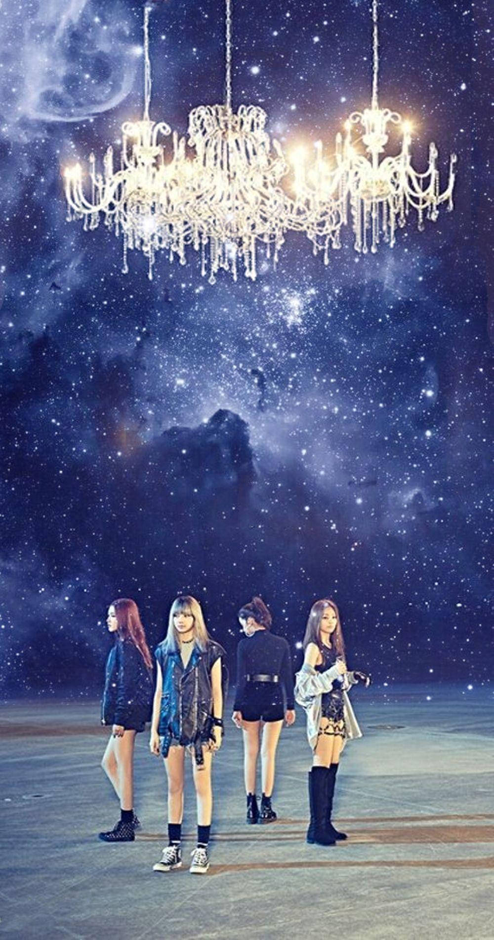Wallpaper MV Whistle cu membrii Blackpink sub candelabru pe o galaxie albastru-închis — Blackpink Fundal