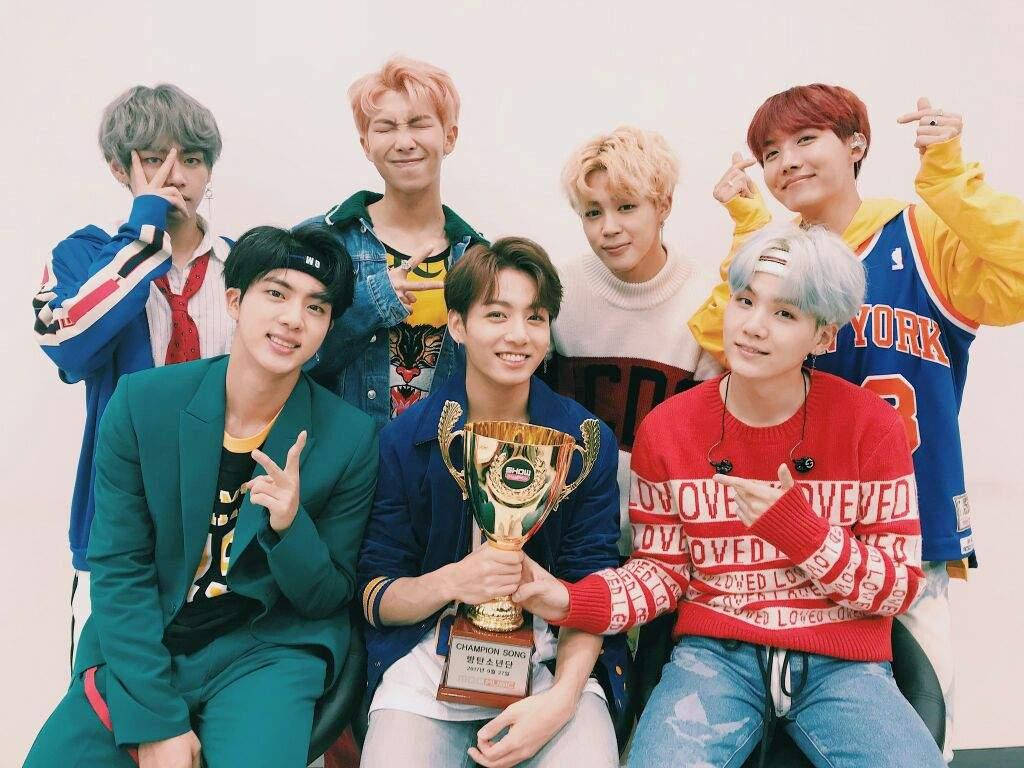 Fond de ecran BTS cu trofeu Fundal