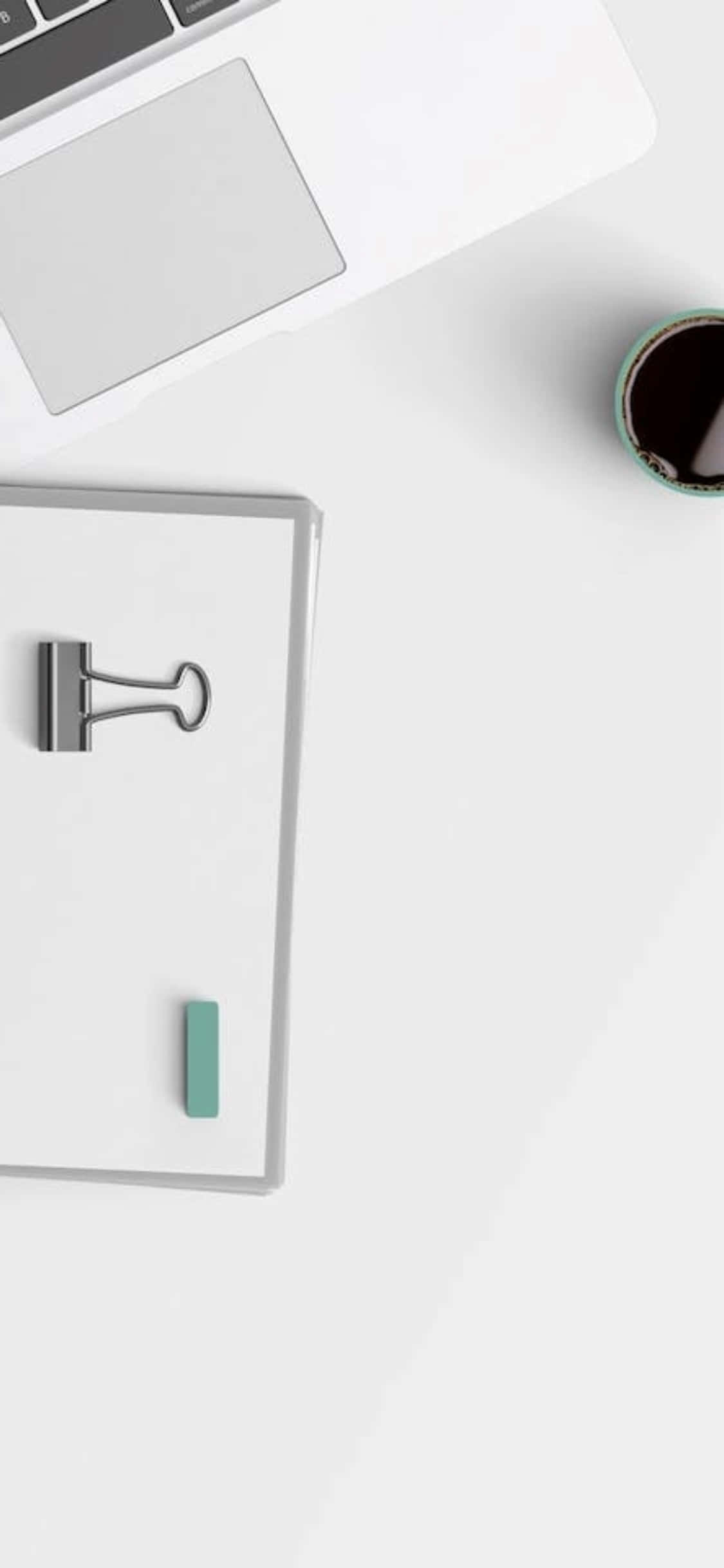 Fond de ecran iPhone X cu clipboard și laptop pe un birou Fundal