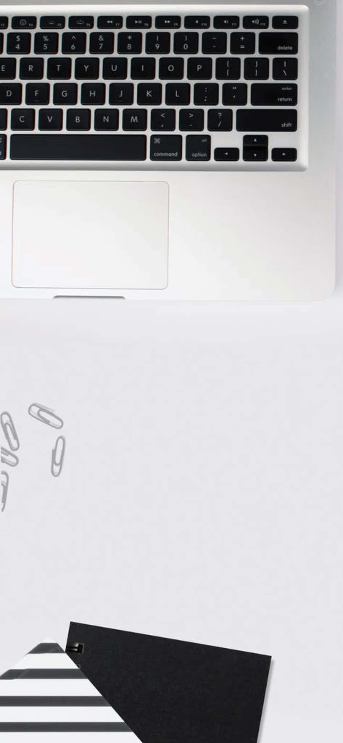 Fond de ecran iPhone X cu un laptop și agrafe Fundal