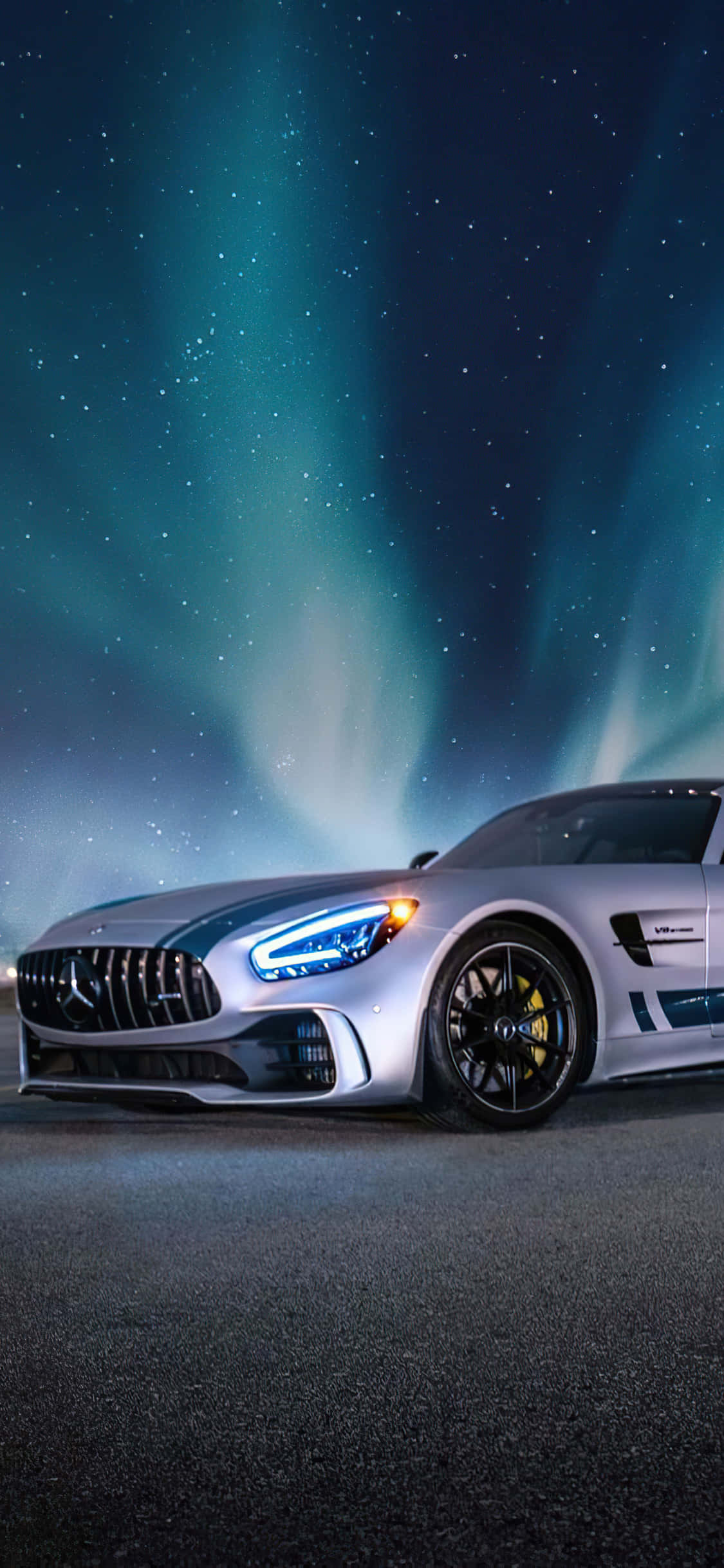 Fond Argintiu iPhone Xs Mercedes Amg cu Aurora Boreală Fundal