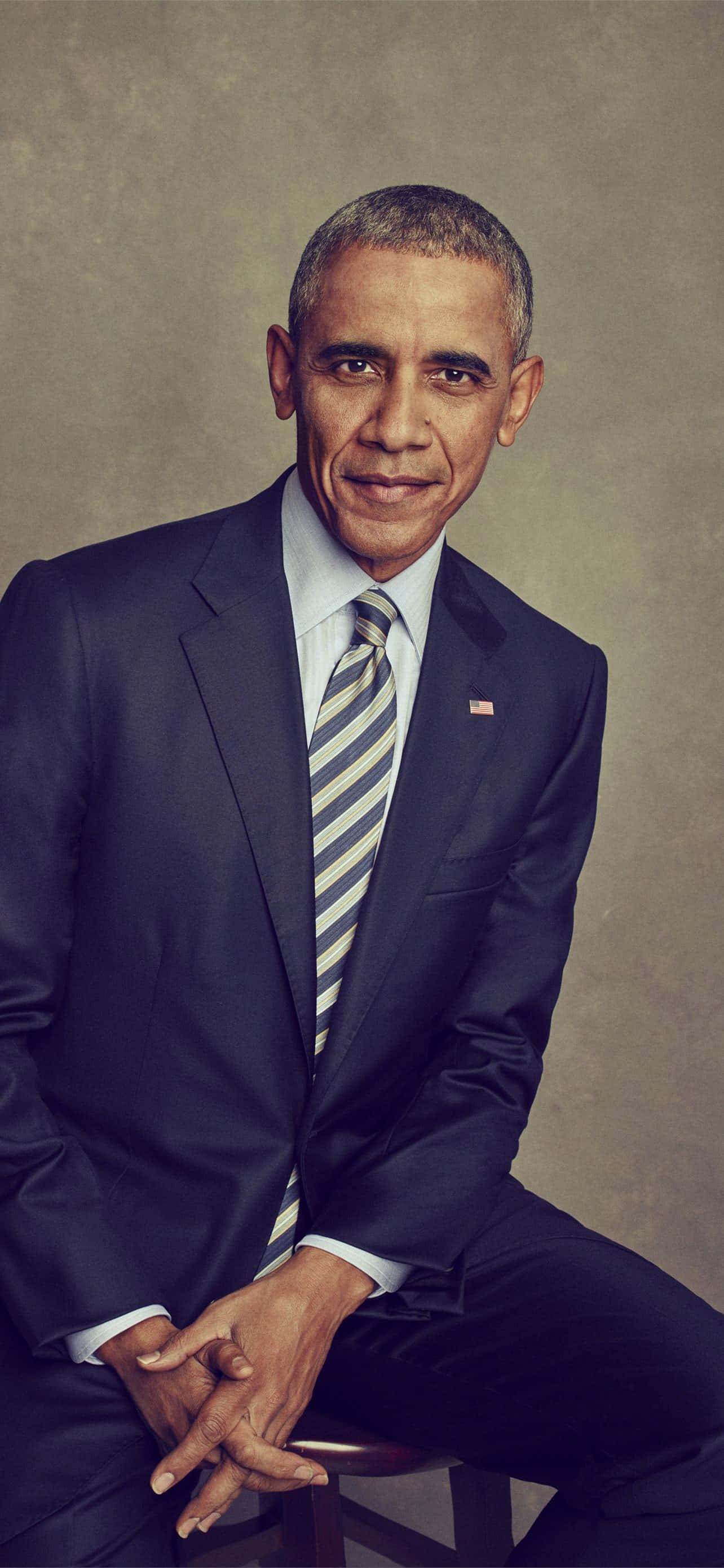 Fostul președinte Barack Obama zâmbește în timpul unui eveniment Fundal