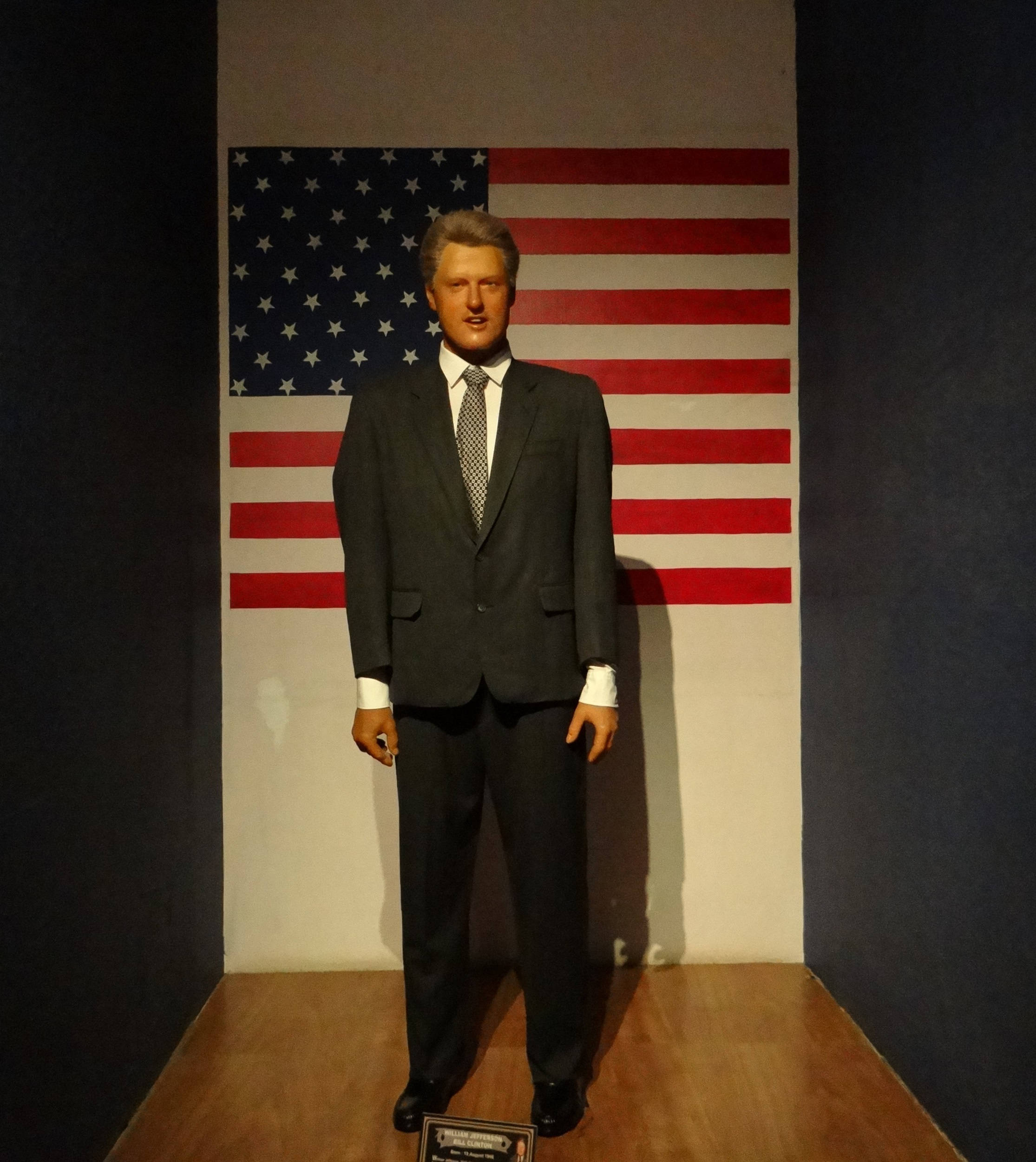 Fostul președinte american Bill Clinton ținând un discurs Fundal