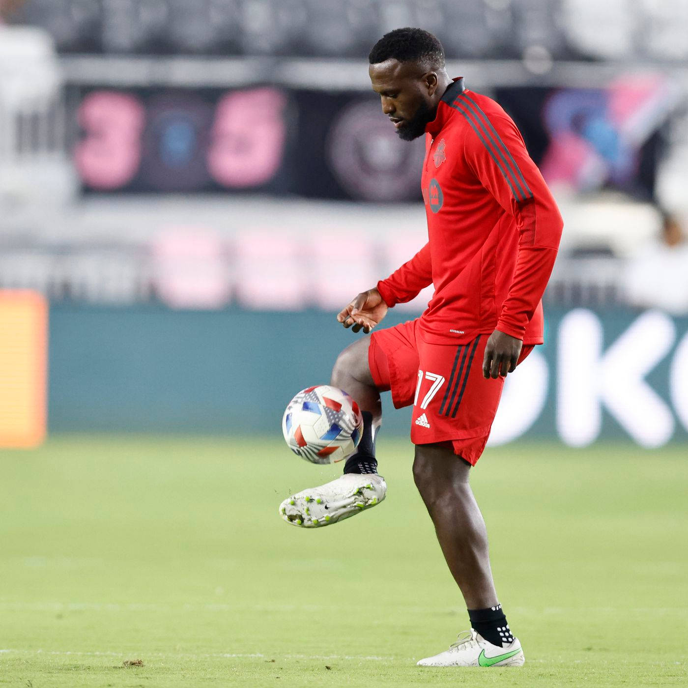 Fotbalistul Jozy Altidore face jonglerii Fundal