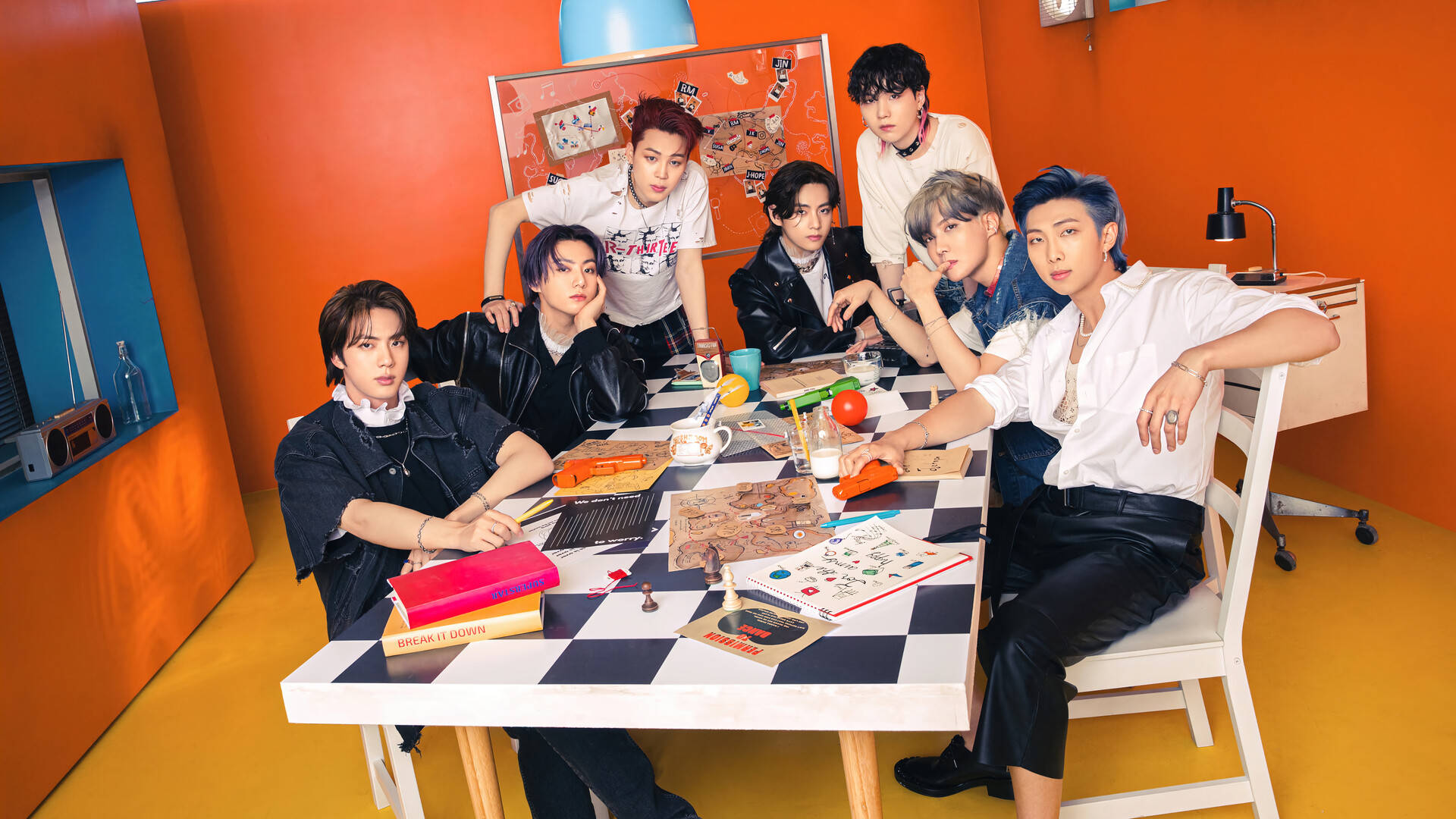 Foto de grup BTS în camera portocalie Fundal