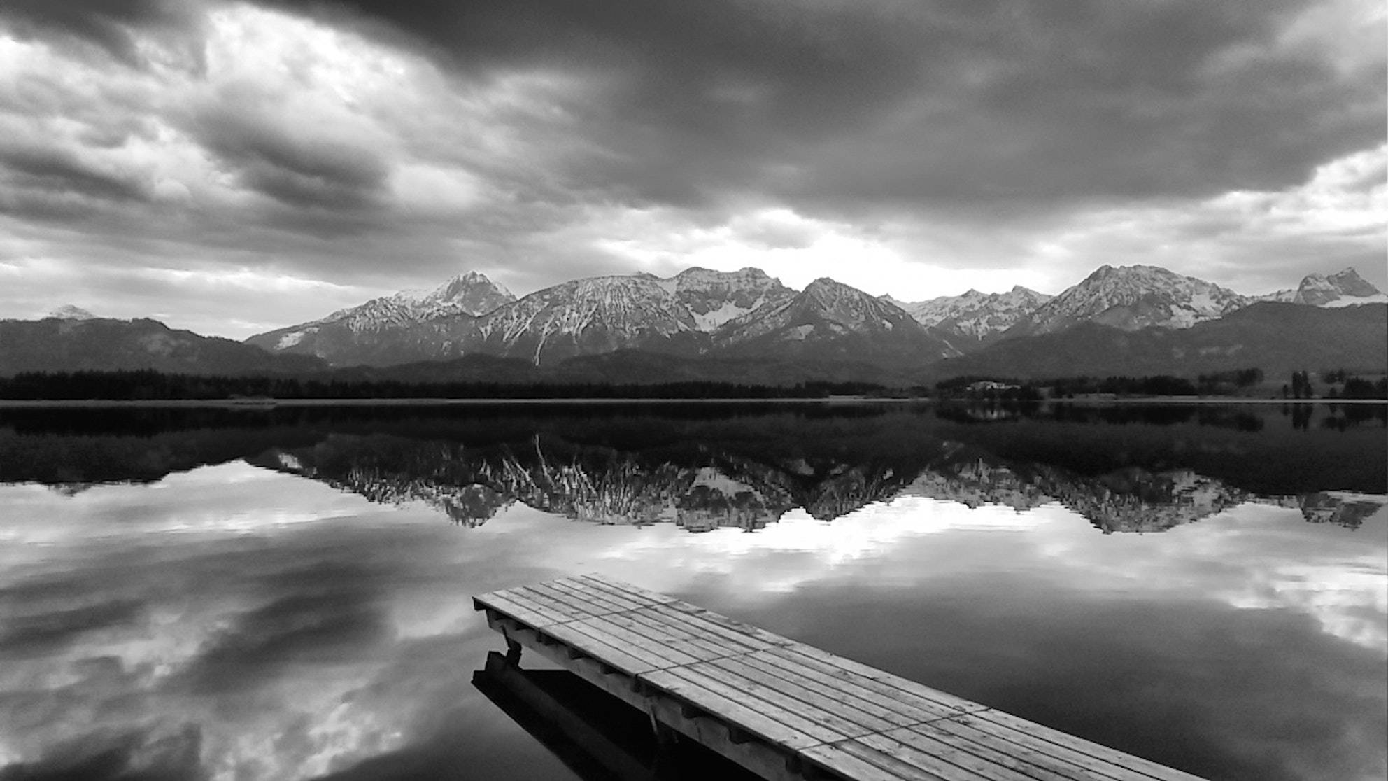 Fotografie alb-negru cu lac și munte Fundal