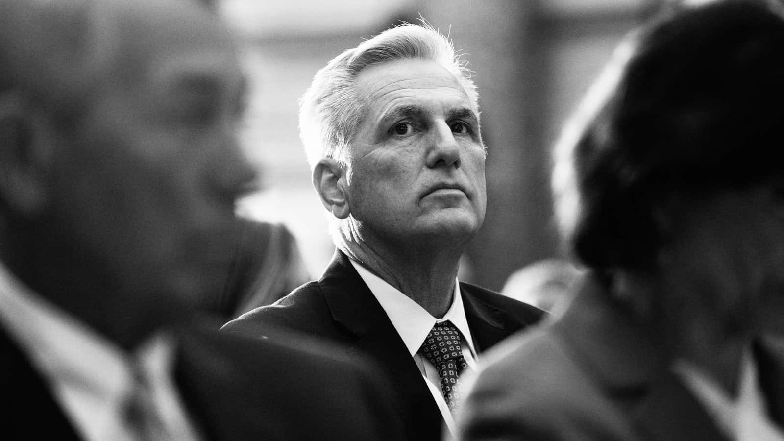 Fotografie alb-negru cu Kevin McCarthy Fundal