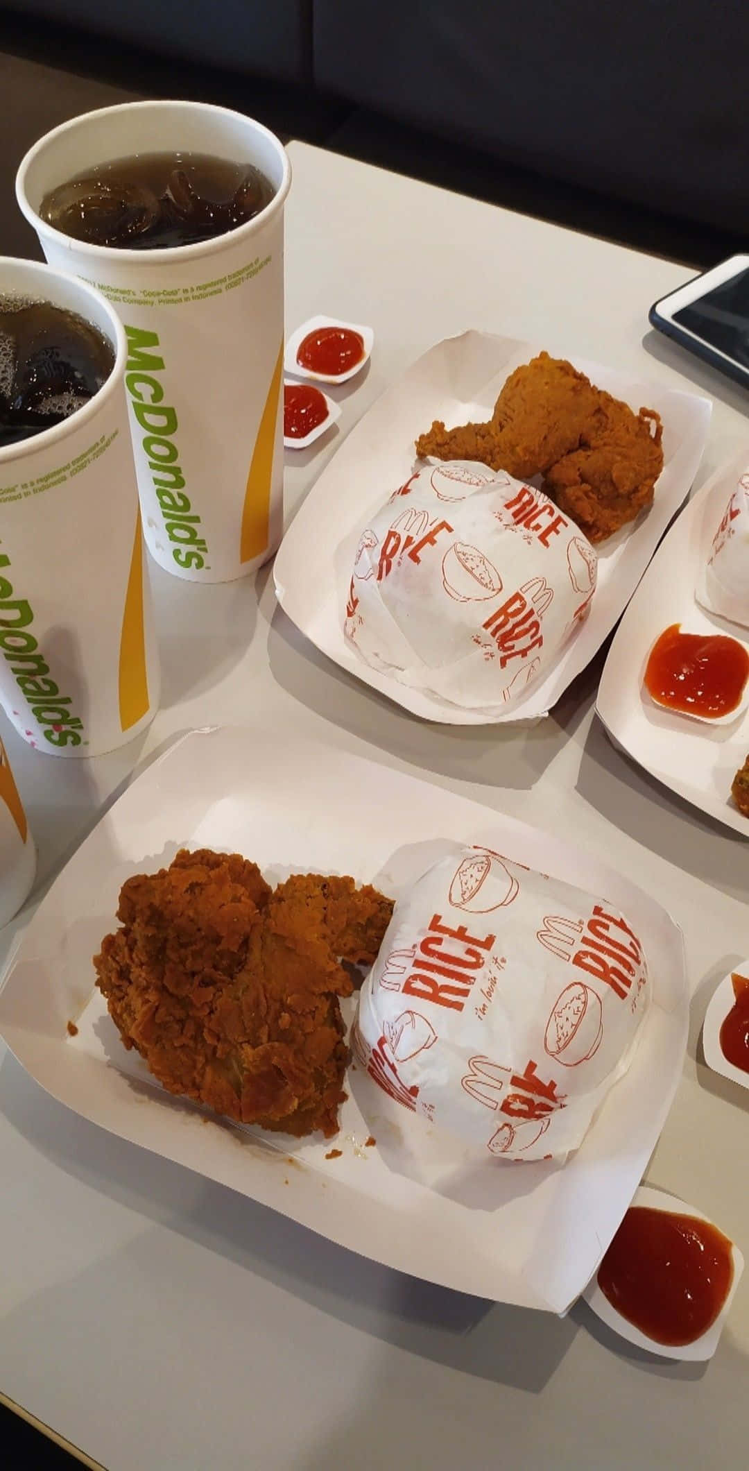 Fotografie cu farfuria de pui și orez de la McDonald's Fundal