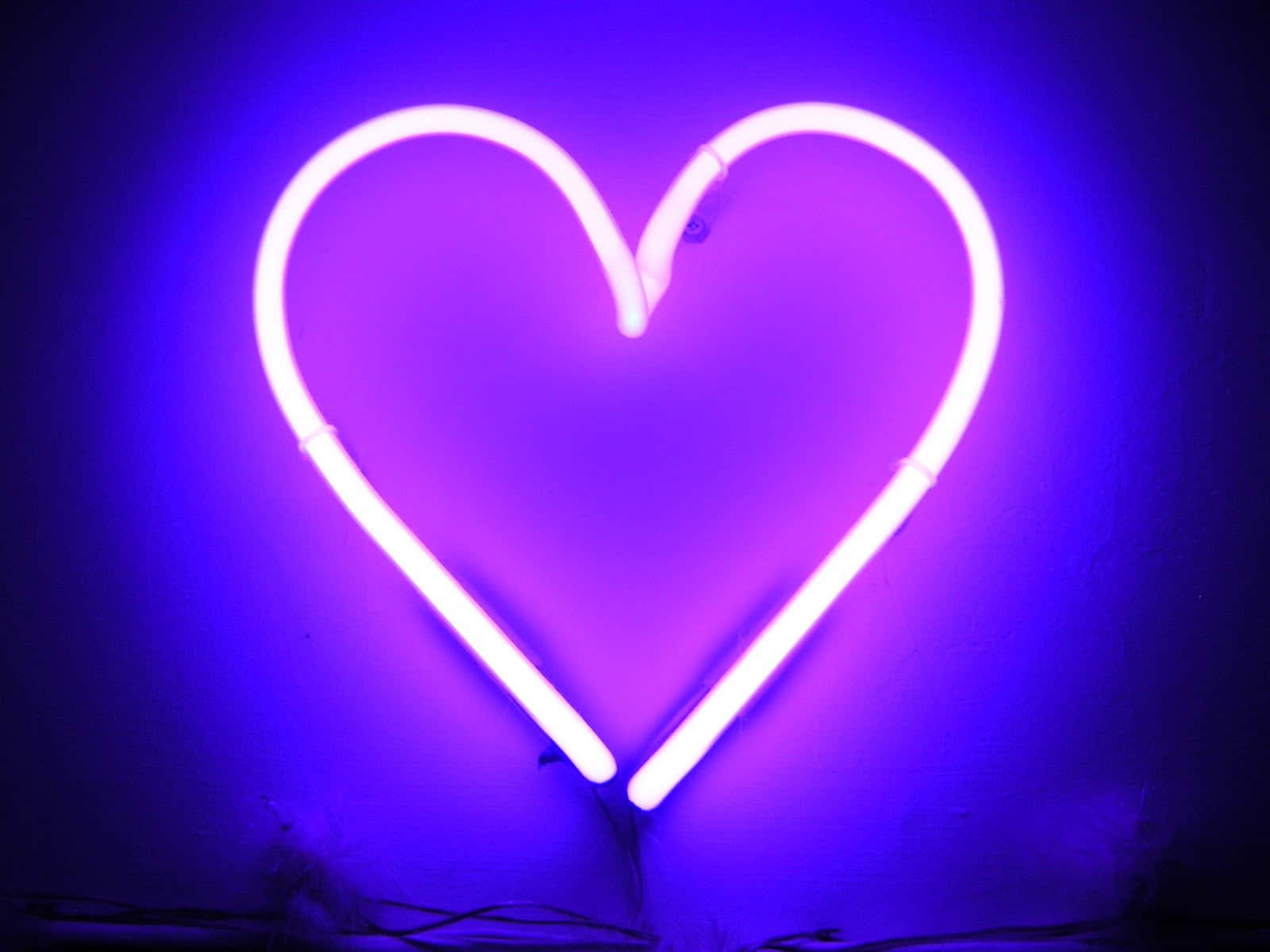 Fotografie cu Inimă Neon Violet în Stil Minimalist Fundal